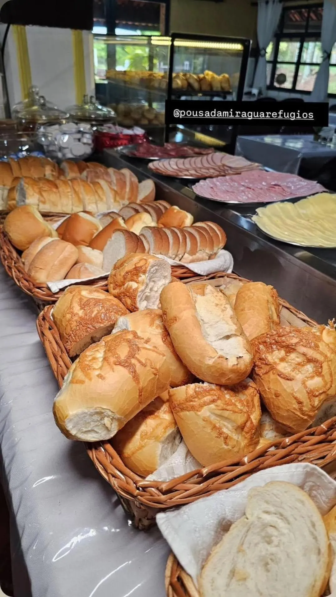 Buffet breakfast in Mirágua Refugios Pousada