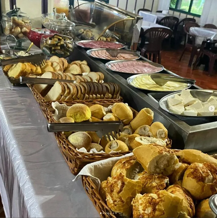 Buffet breakfast in Mirágua Refugios Pousada