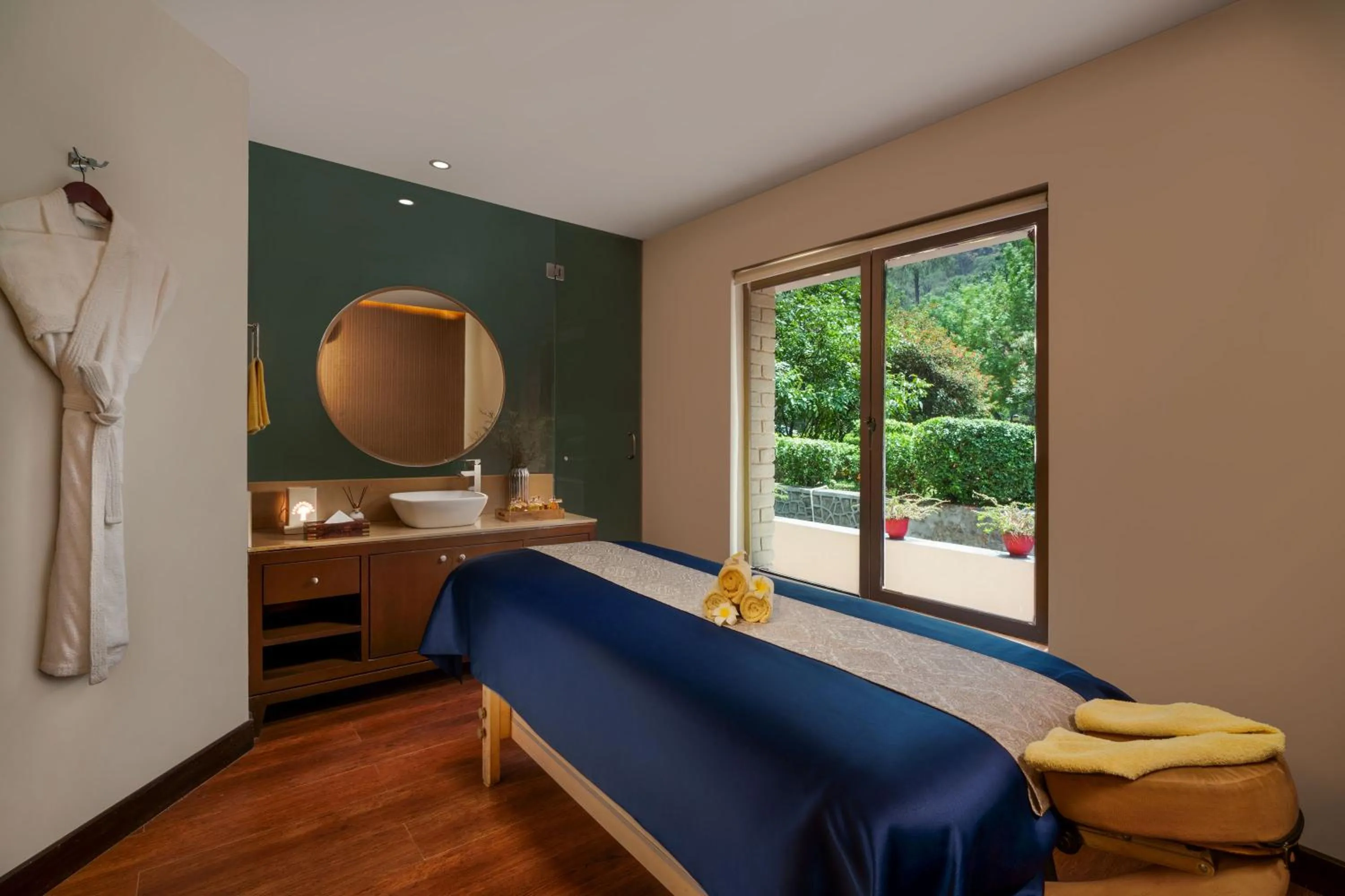 Spa and wellness centre/facilities, Bed in Vivanta Katra Vaishno Devi