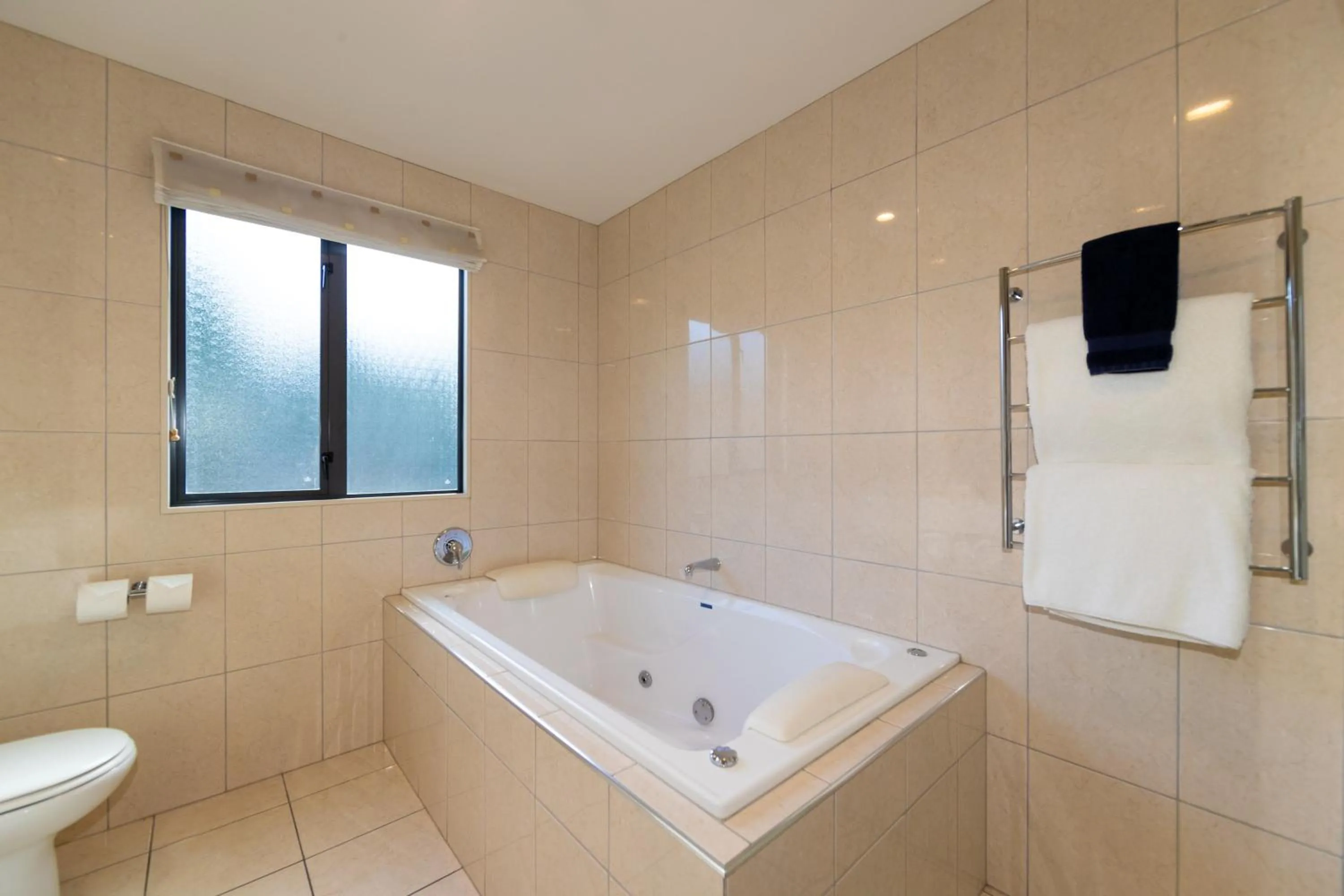 Bathroom in Harvest Lodge Motel