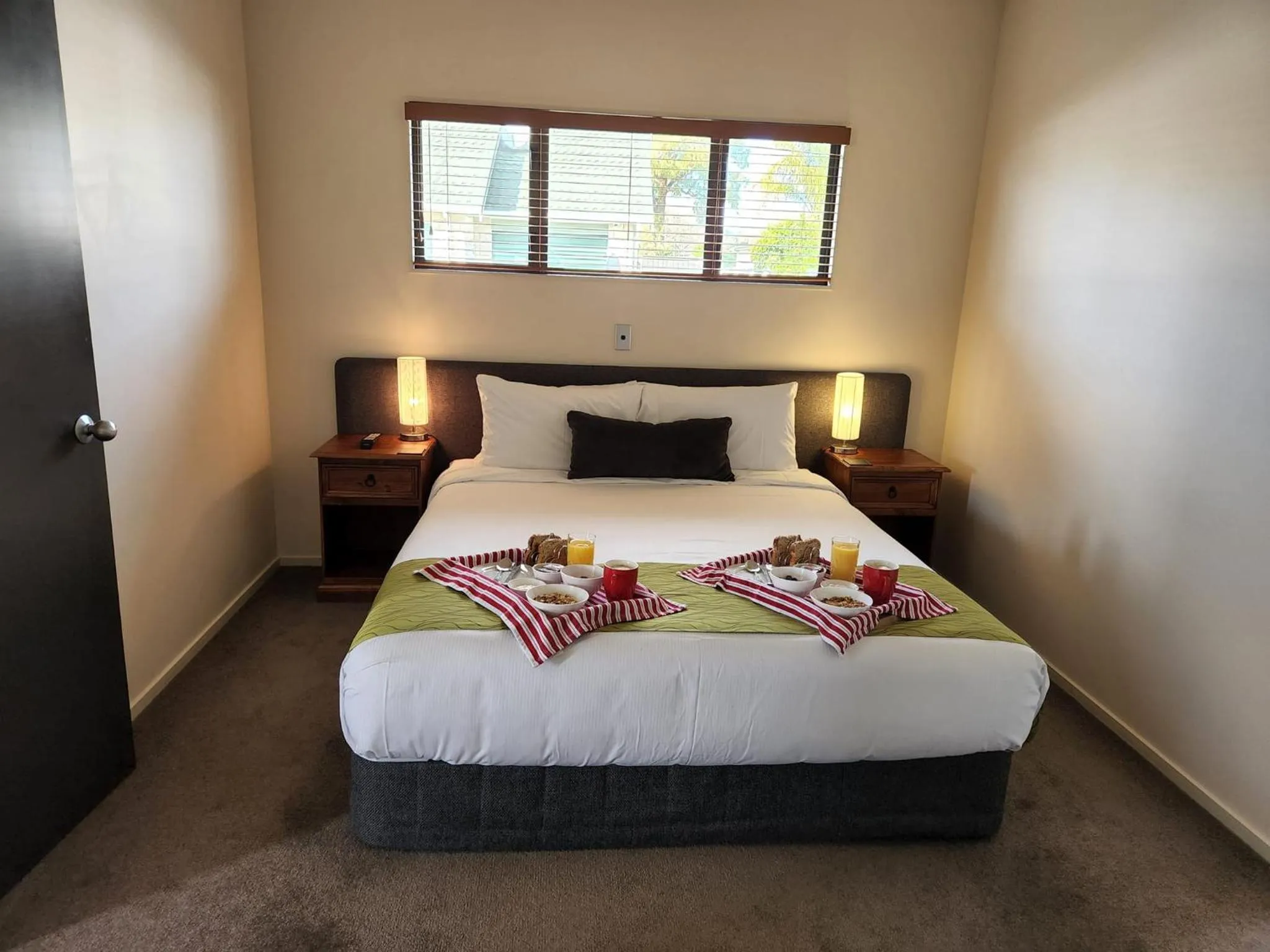 Bedroom, Bed in Harvest Lodge Motel