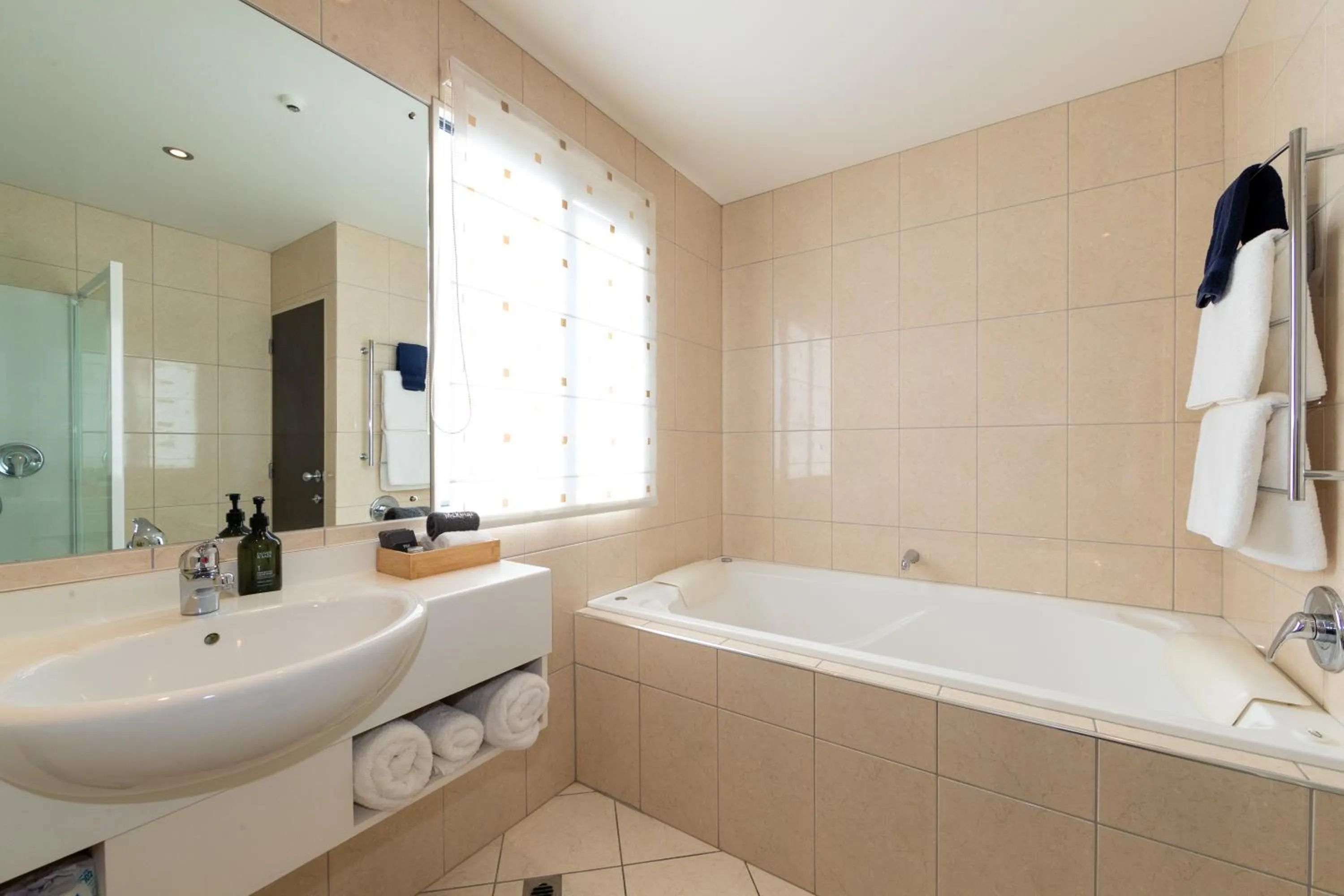 Bathroom in Harvest Lodge Motel