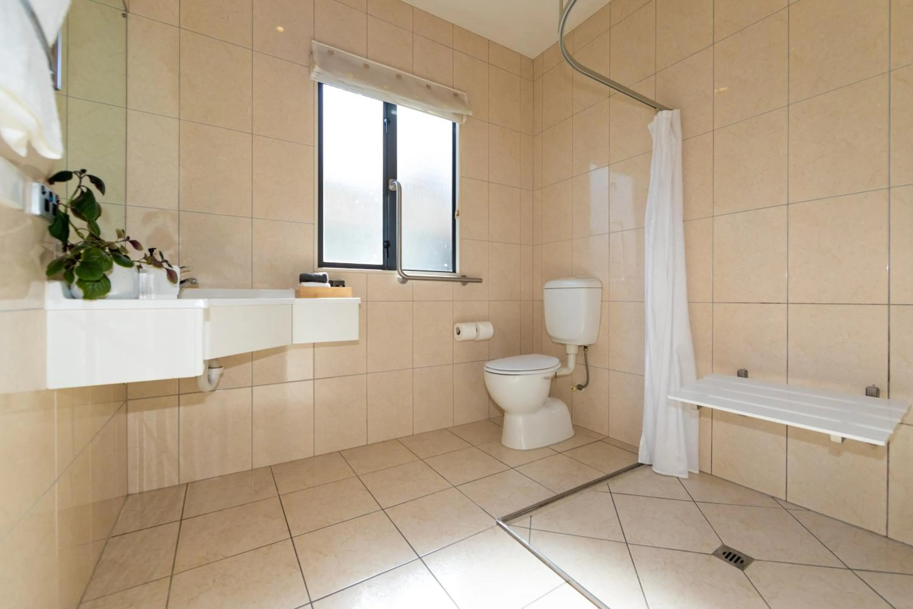 Bathroom in Harvest Lodge Motel