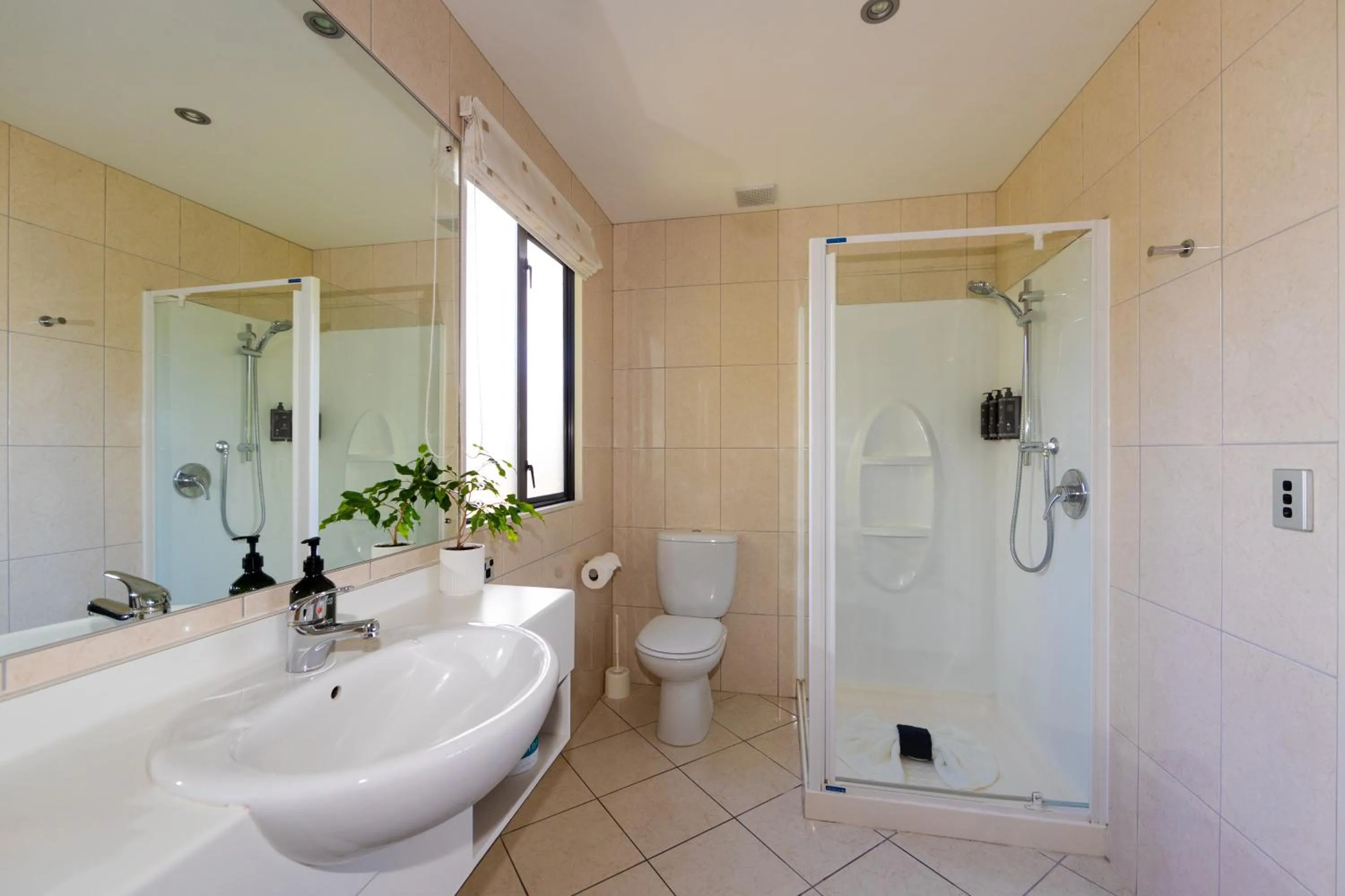 Bathroom in Harvest Lodge Motel