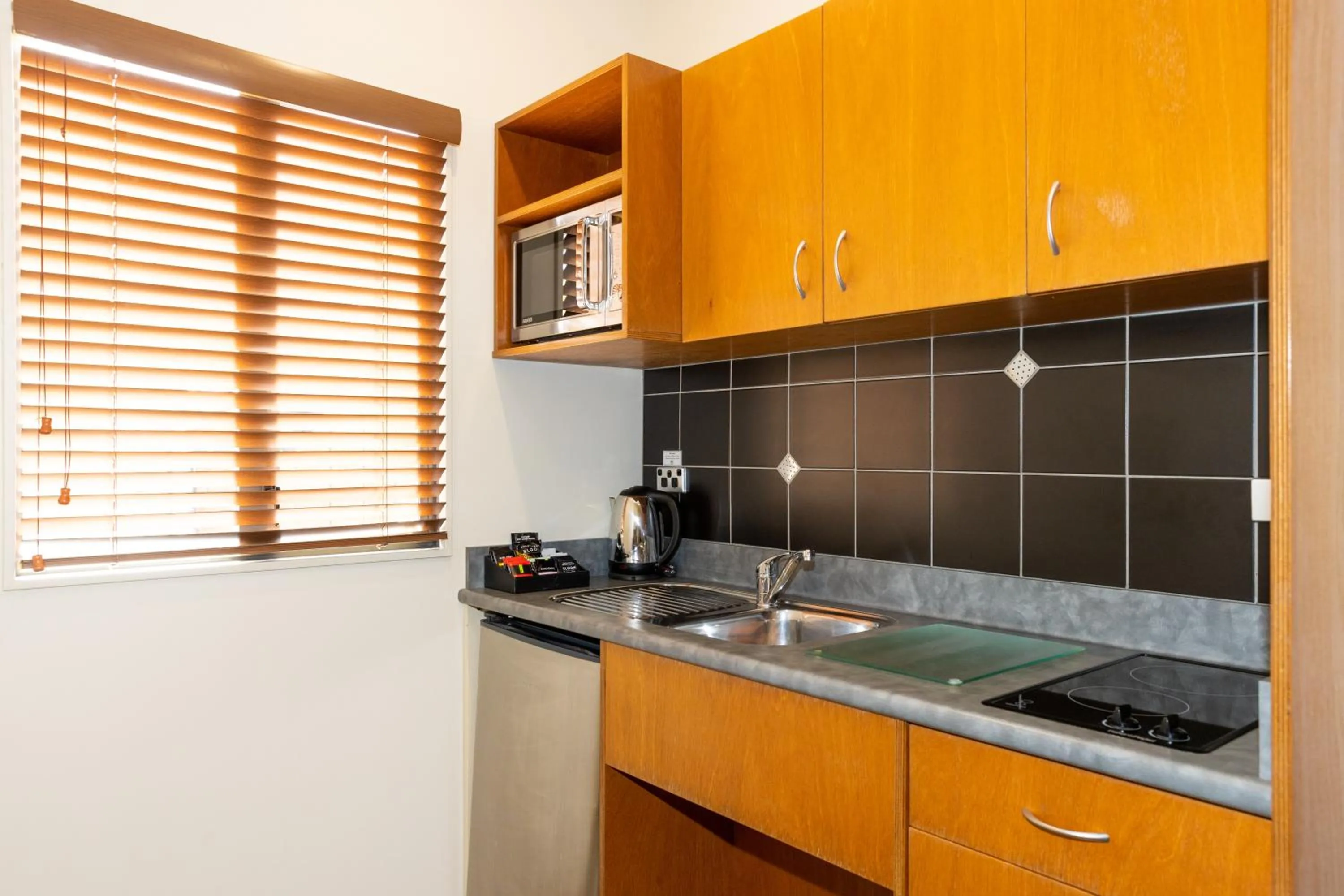 Kitchen or kitchenette in Harvest Lodge Motel