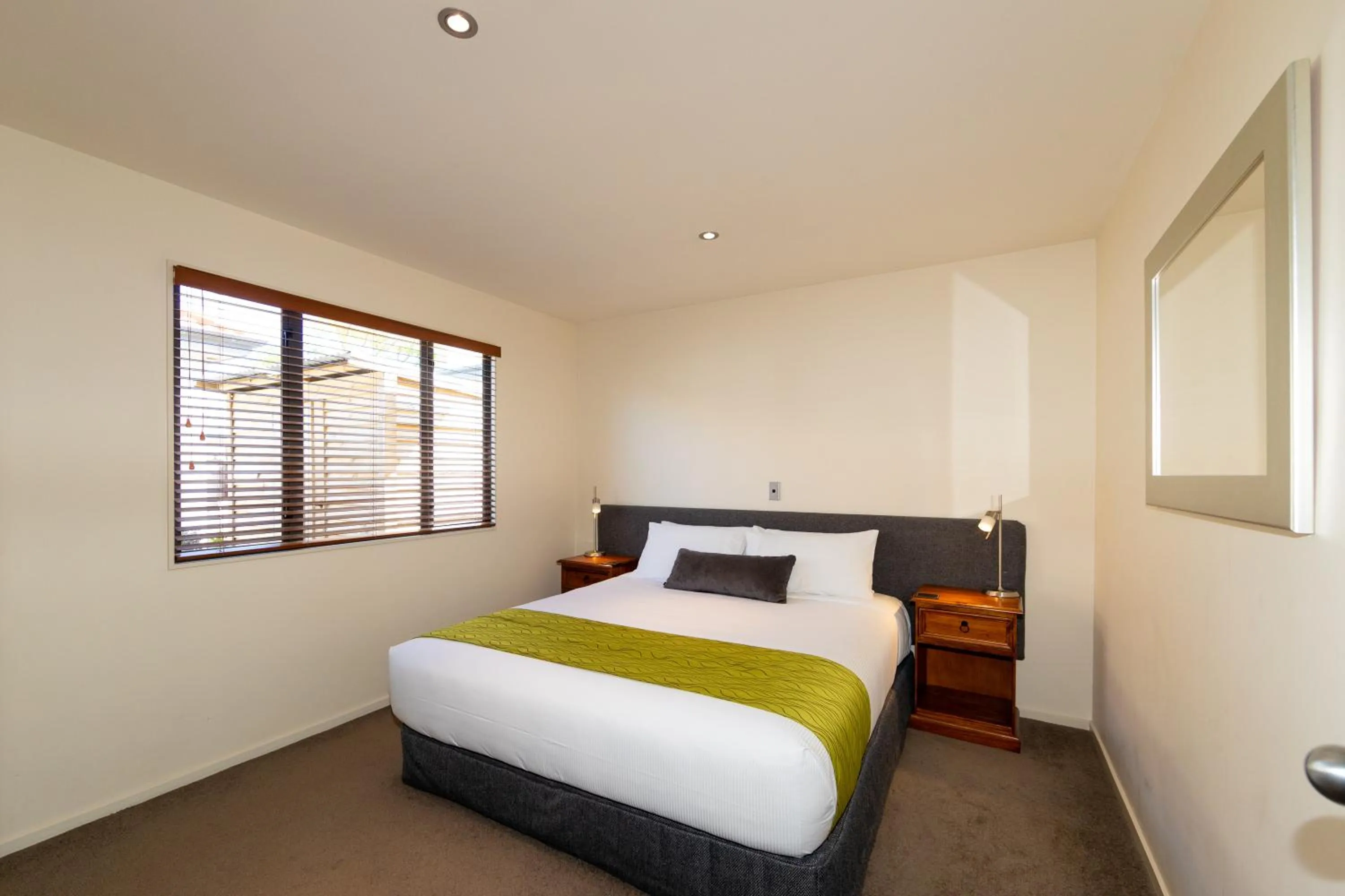 Bedroom, Bed in Harvest Lodge Motel