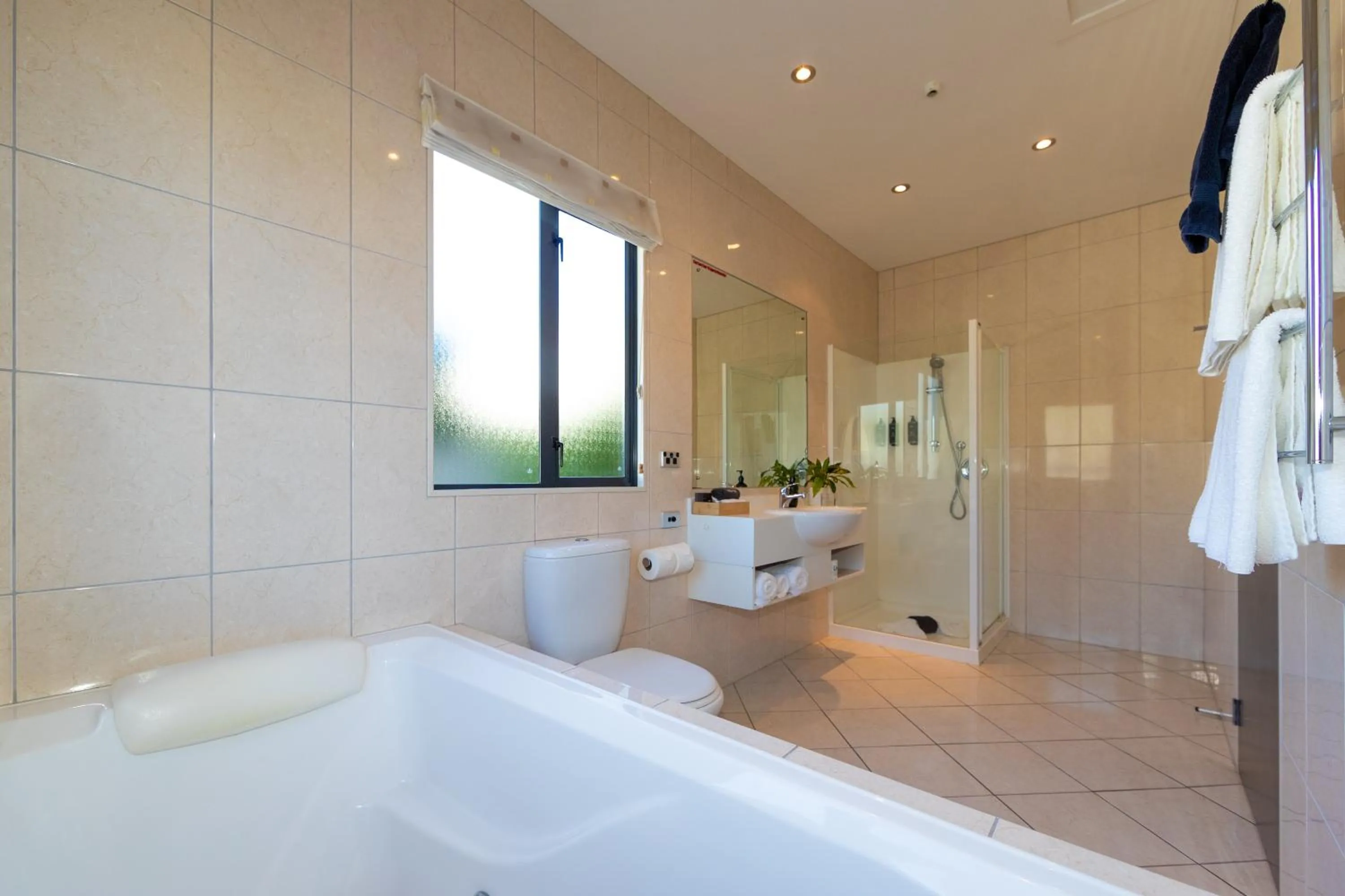 Bathroom in Harvest Lodge Motel