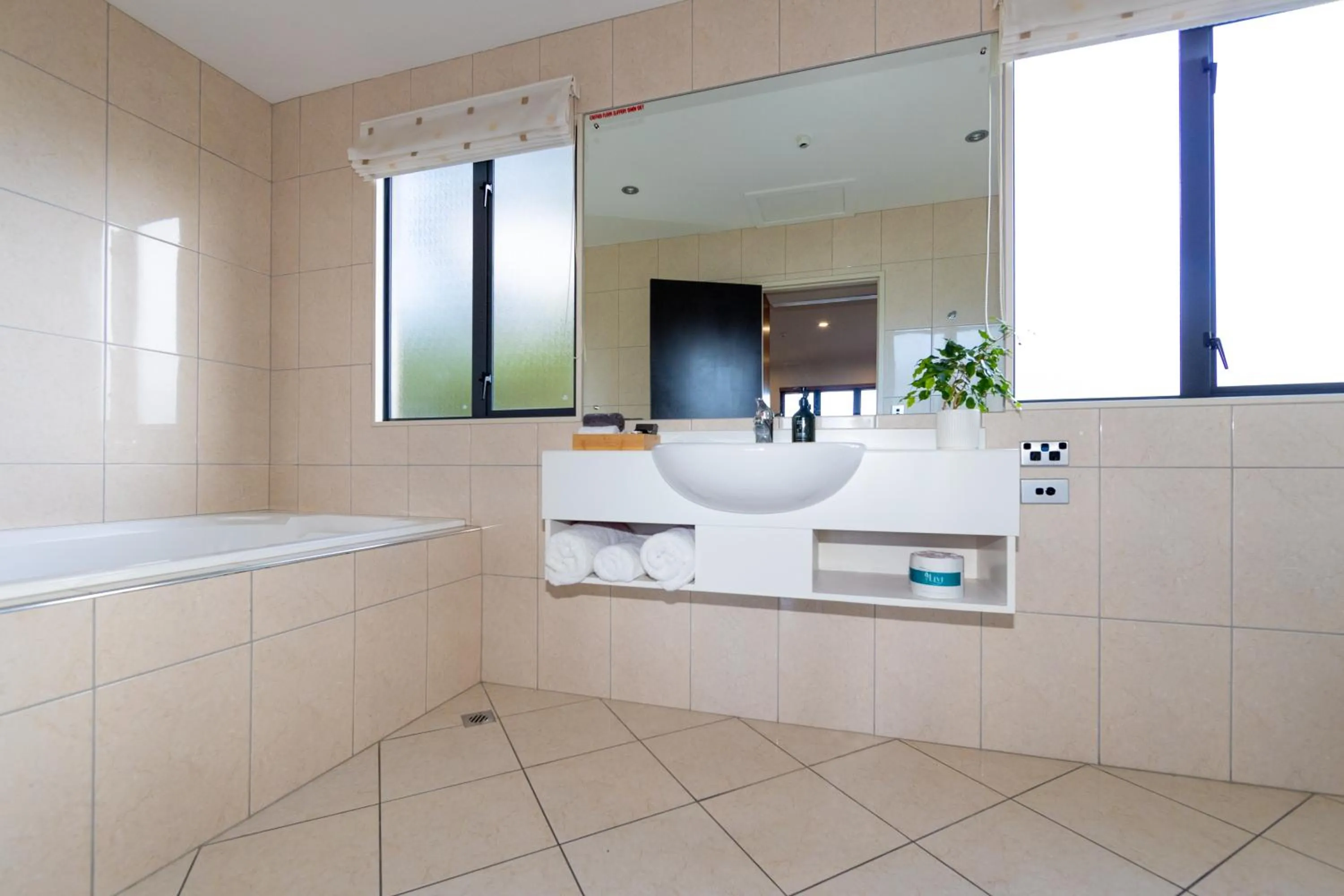 Bathroom in Harvest Lodge Motel