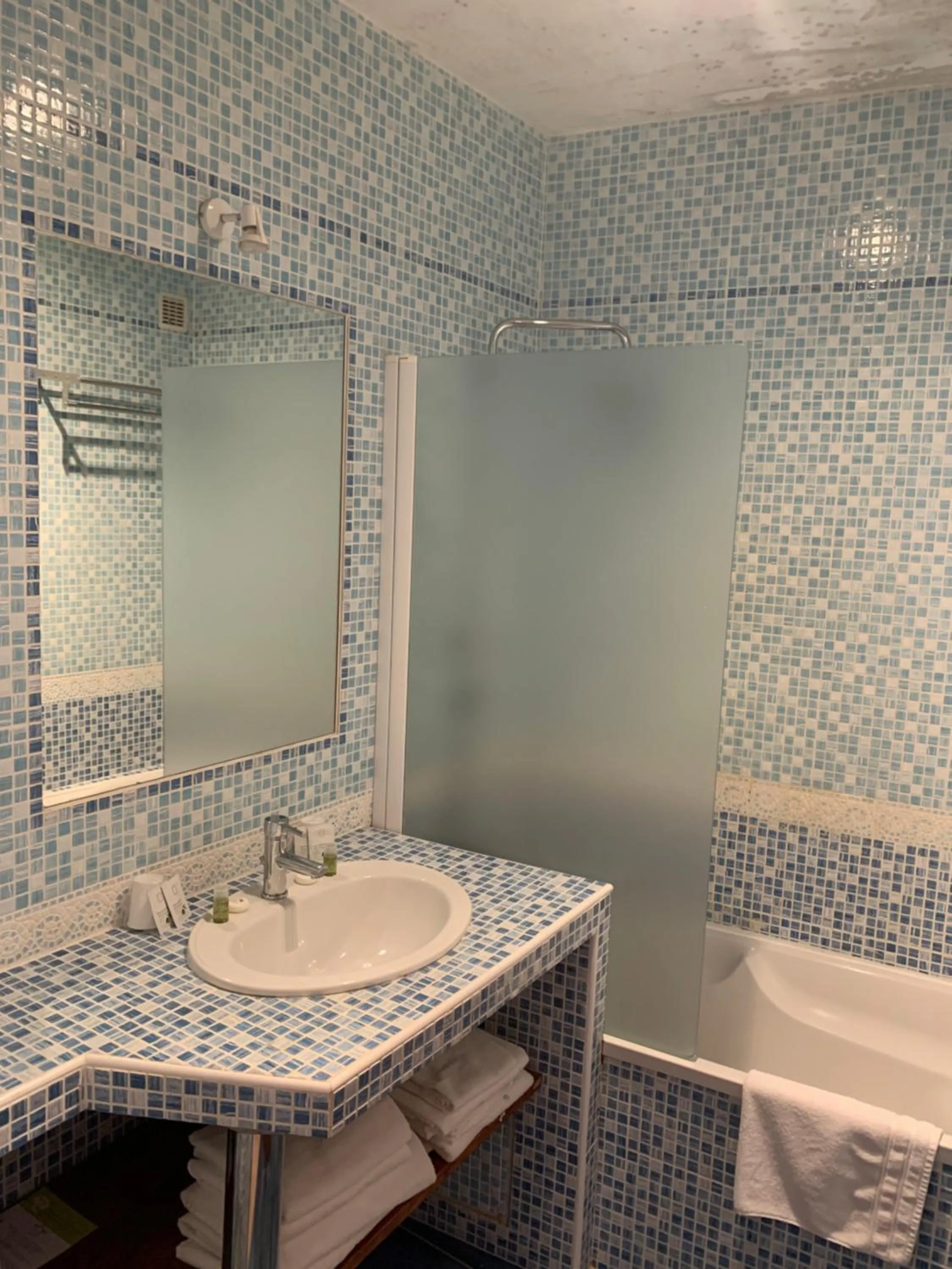 Bathroom in Le Catalan