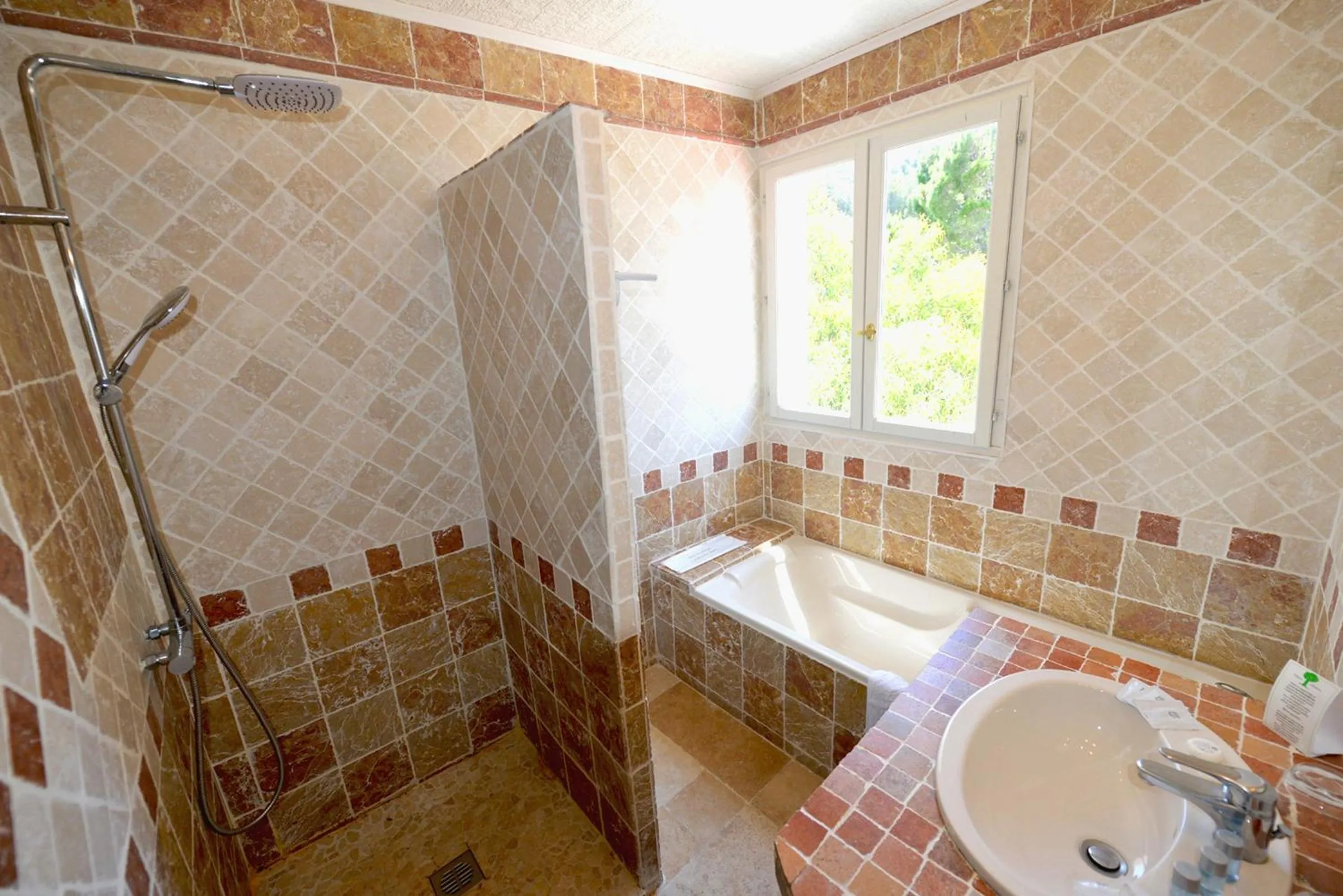 Bathroom in Le Catalan