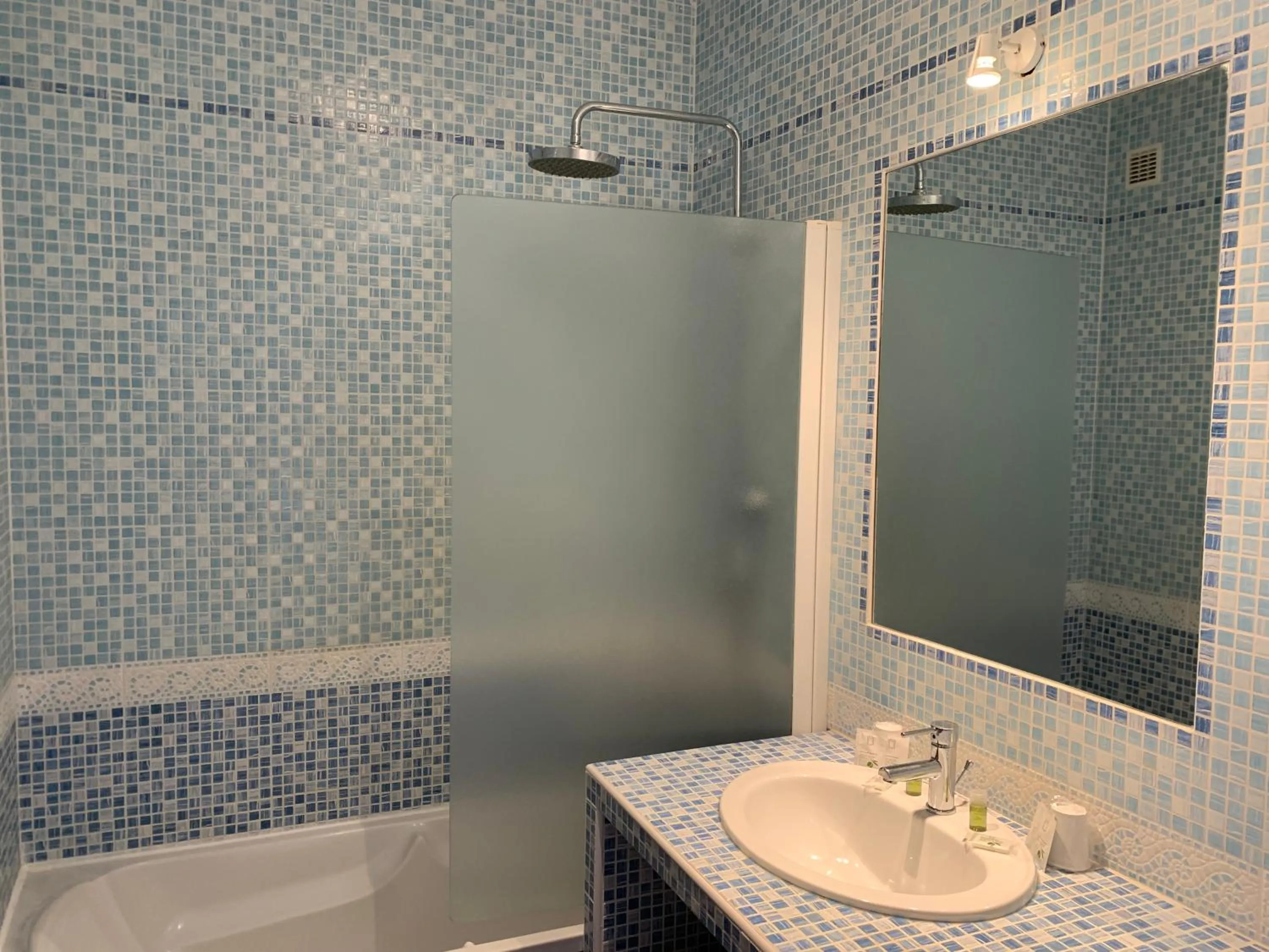 Shower in Le Catalan