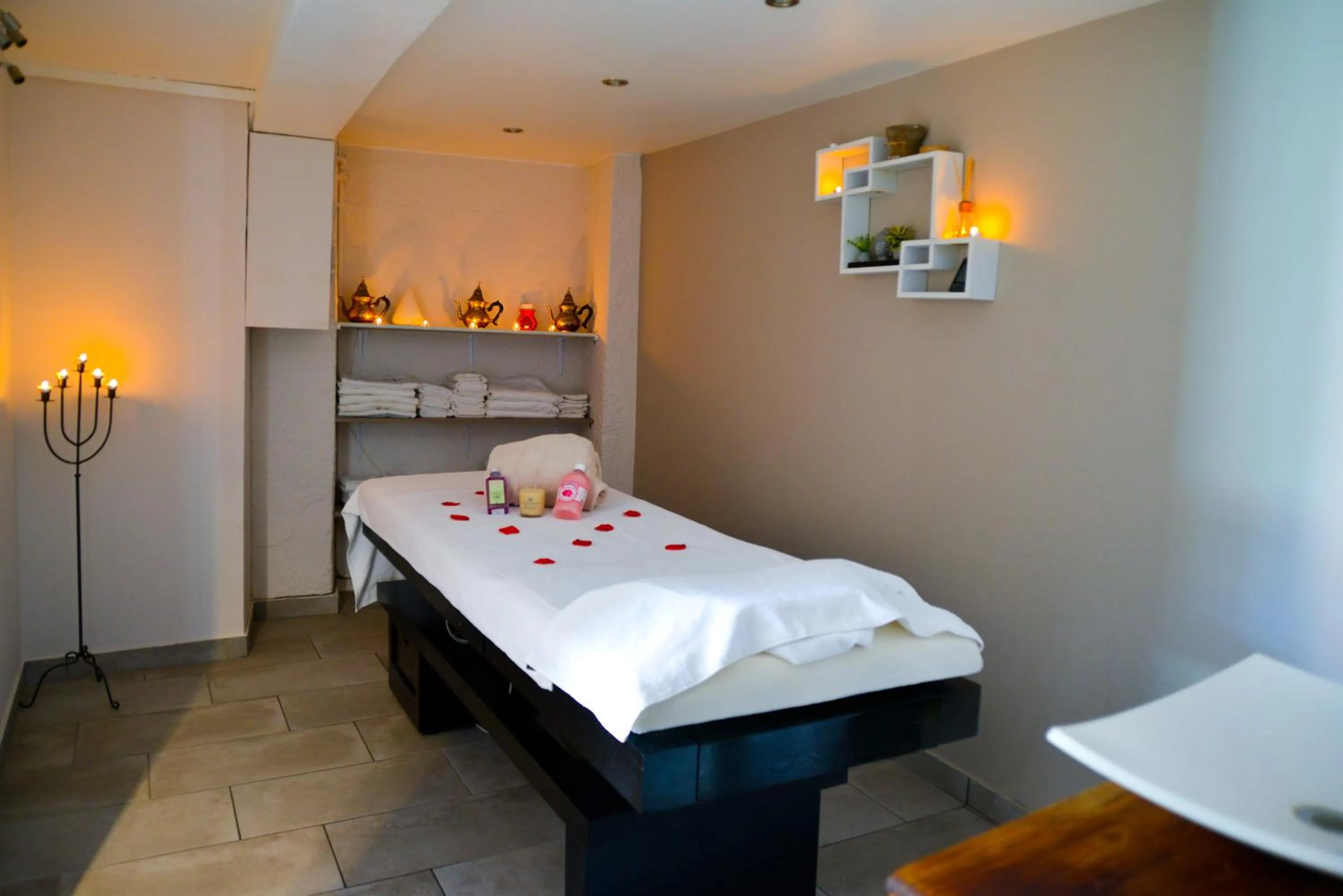 Massage, Bed in Le Catalan