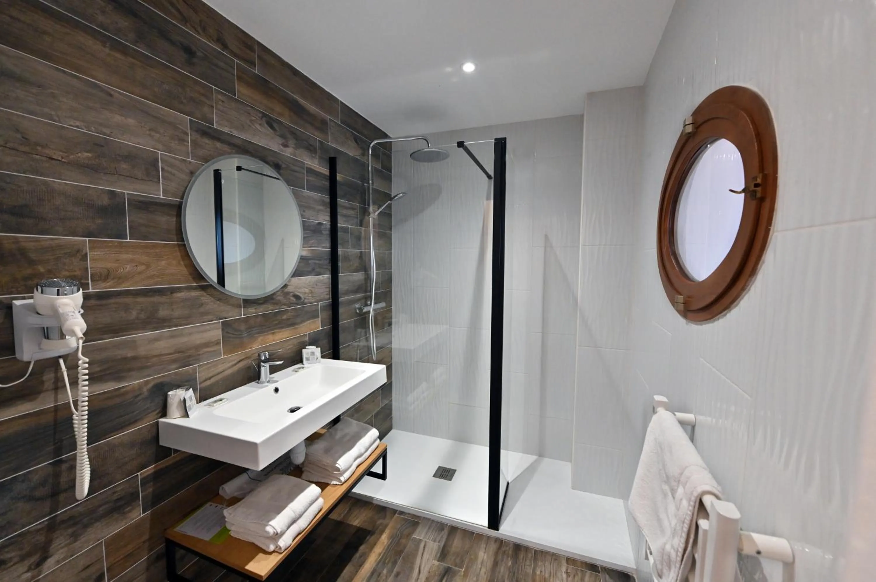 Shower in Le Catalan