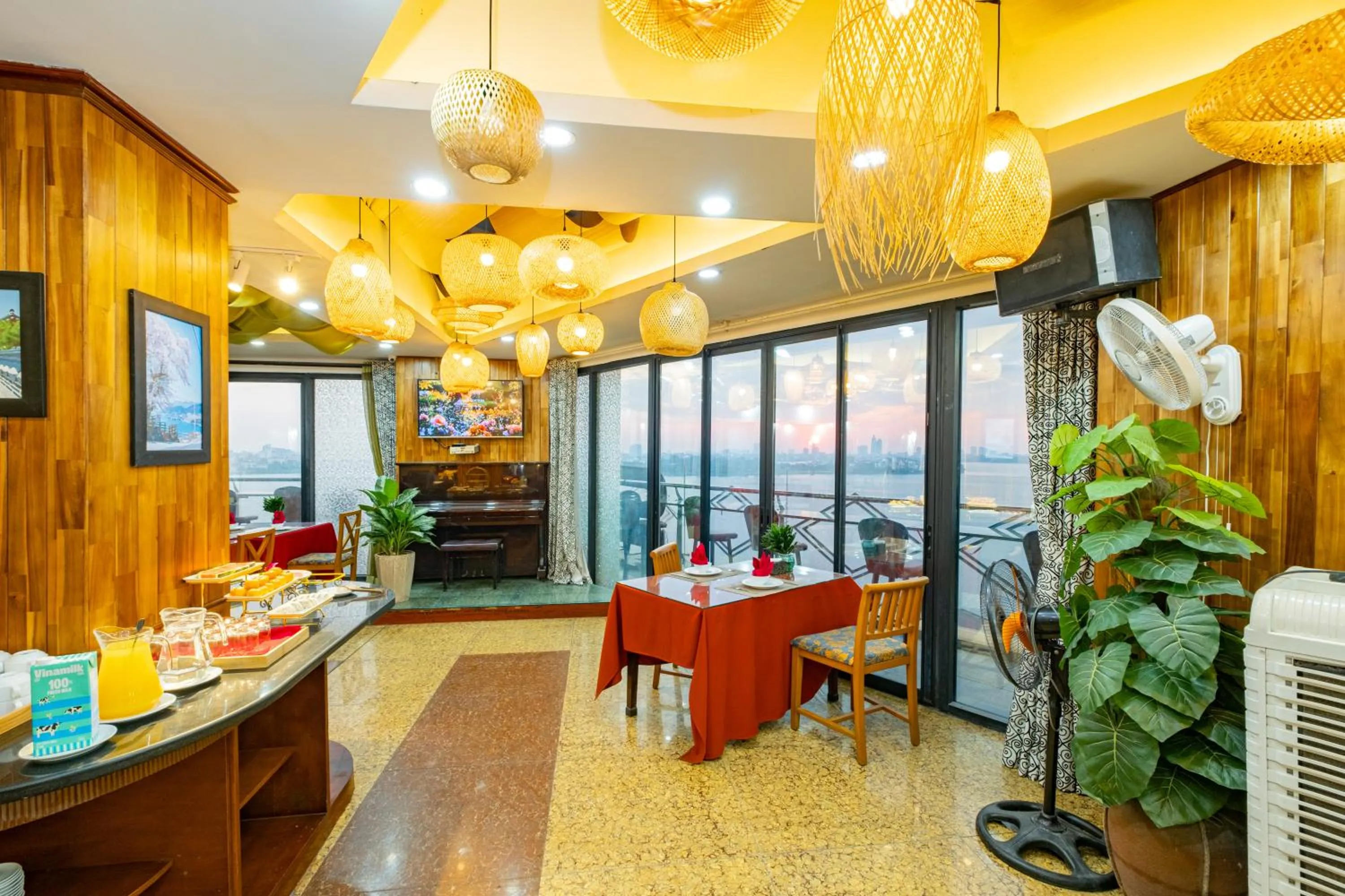 Restaurant/places to eat in Sunset Westlake Hanoi Hotel