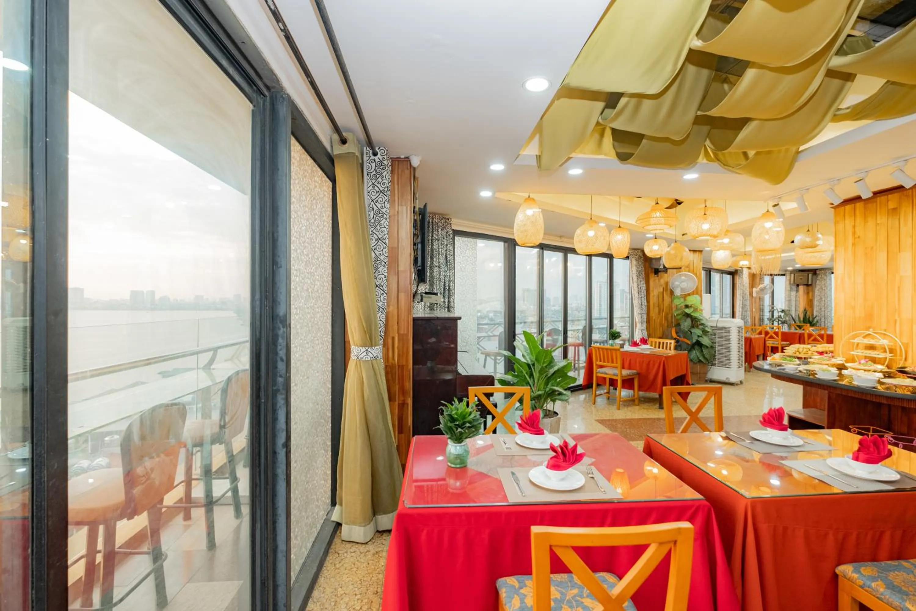 Restaurant/places to eat in Sunset Westlake Hanoi Hotel