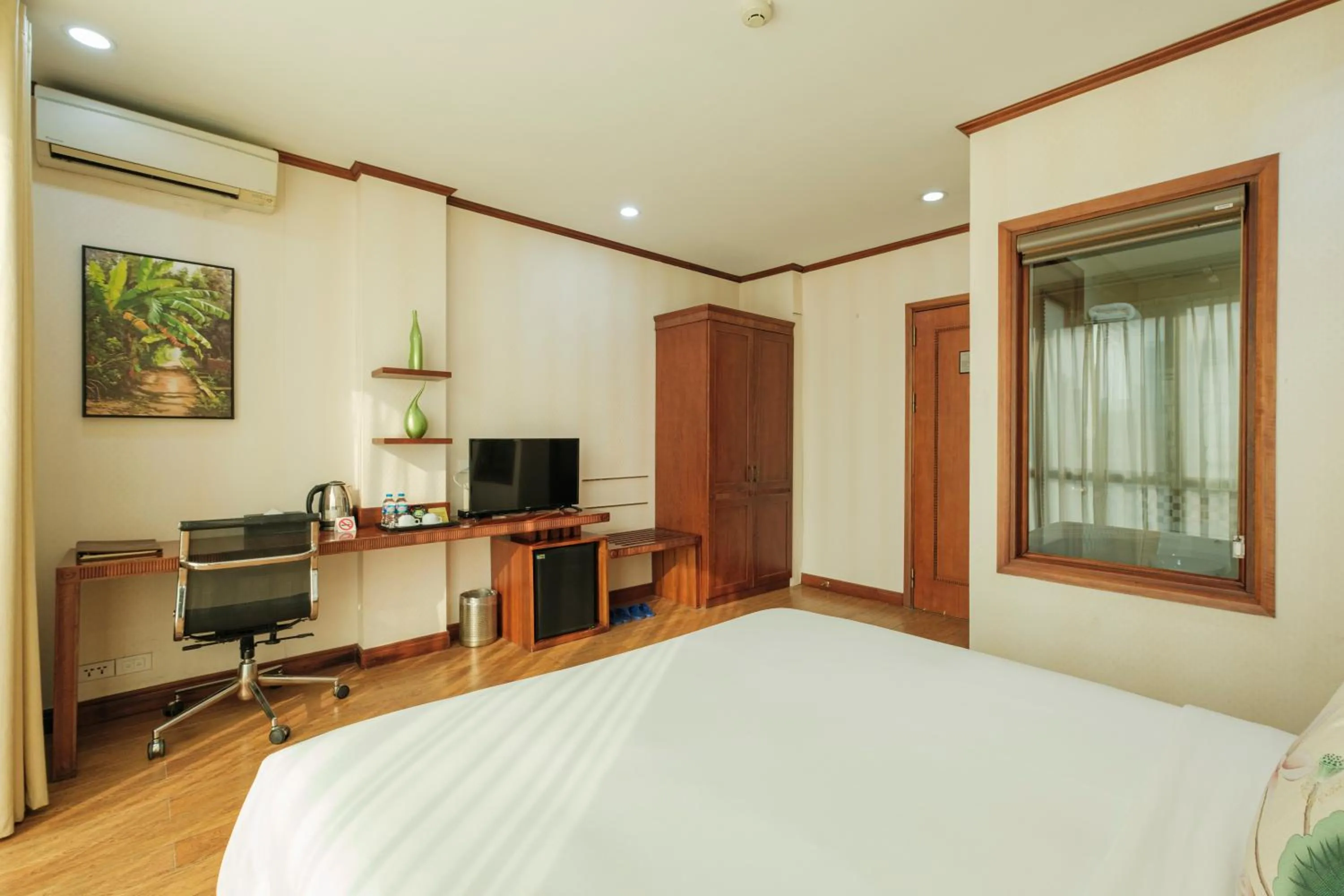 Bed in Sunset Westlake Hanoi Hotel