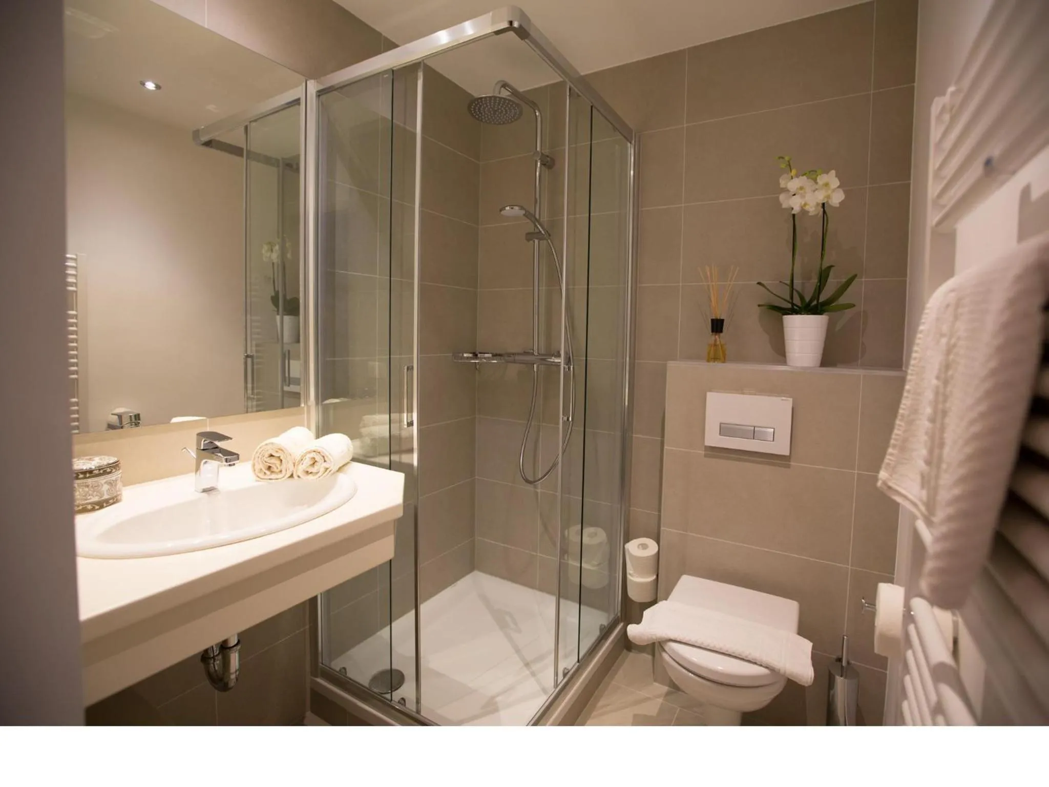 Toilet in Gästehaus Schusser an der Therme, Frühstück, Doppelzimmer und Ferienwohnung
