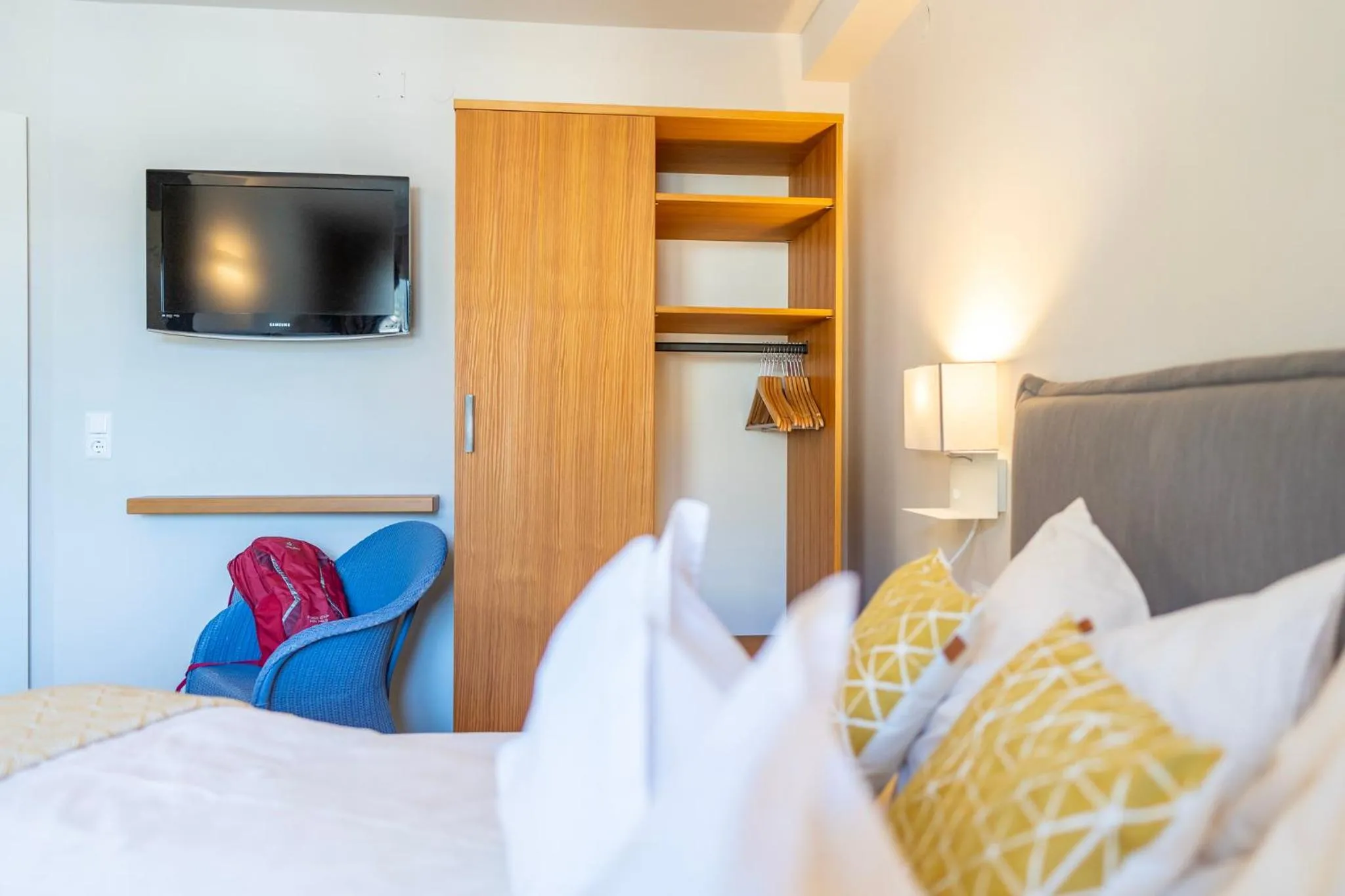 Bed in Gästehaus Schusser an der Therme, Frühstück, Doppelzimmer und Ferienwohnung