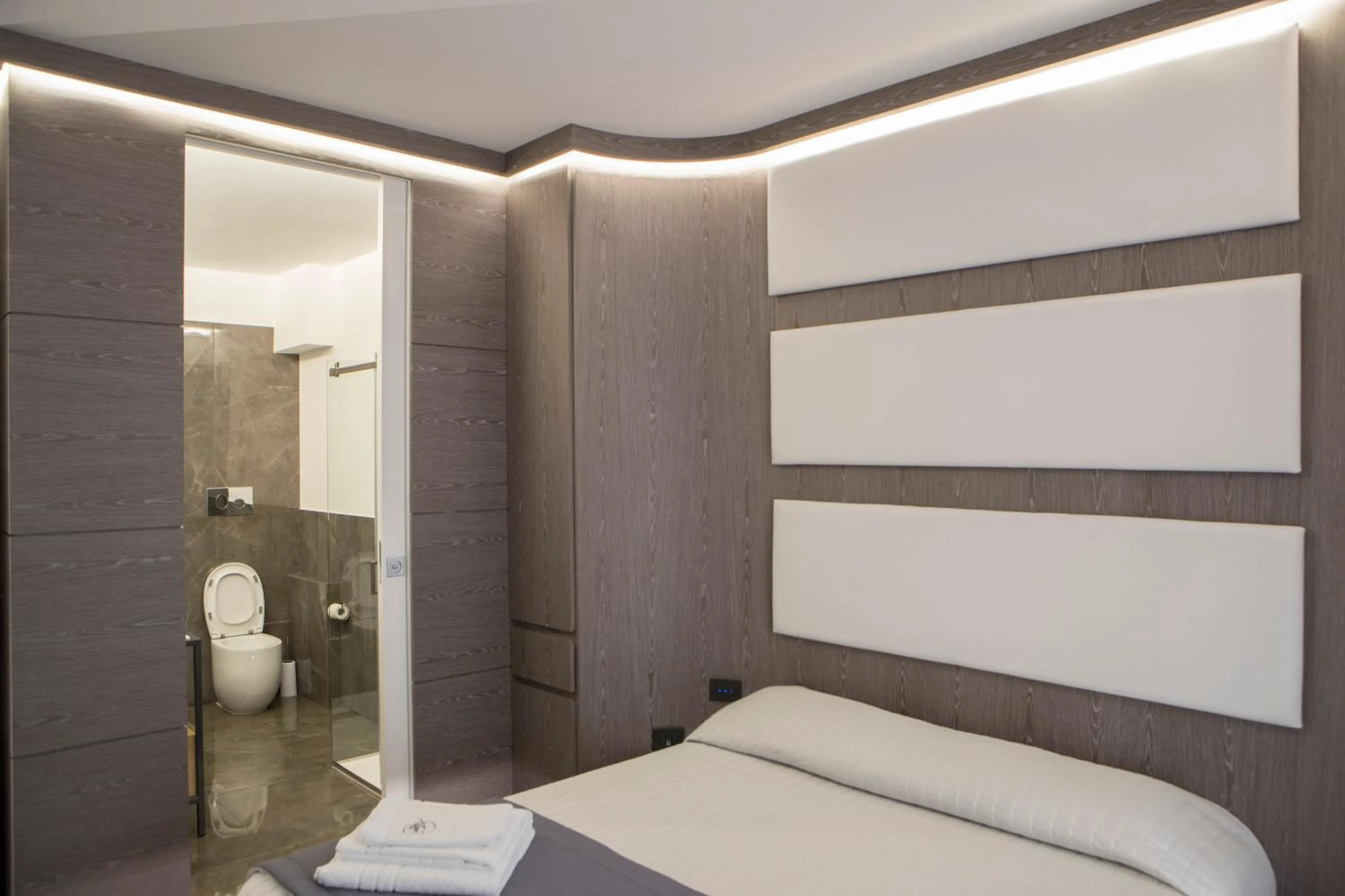 Shower, Bed in Upper - Boutique Hotel