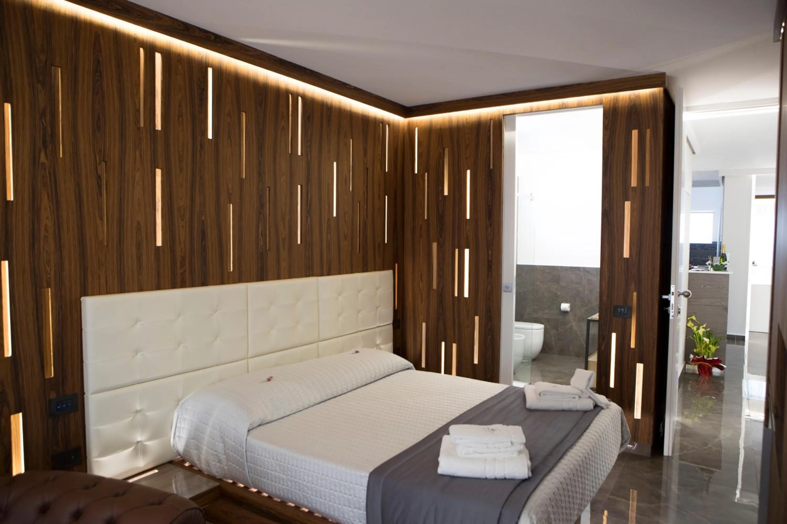 Shower, Bed in Upper - Boutique Hotel