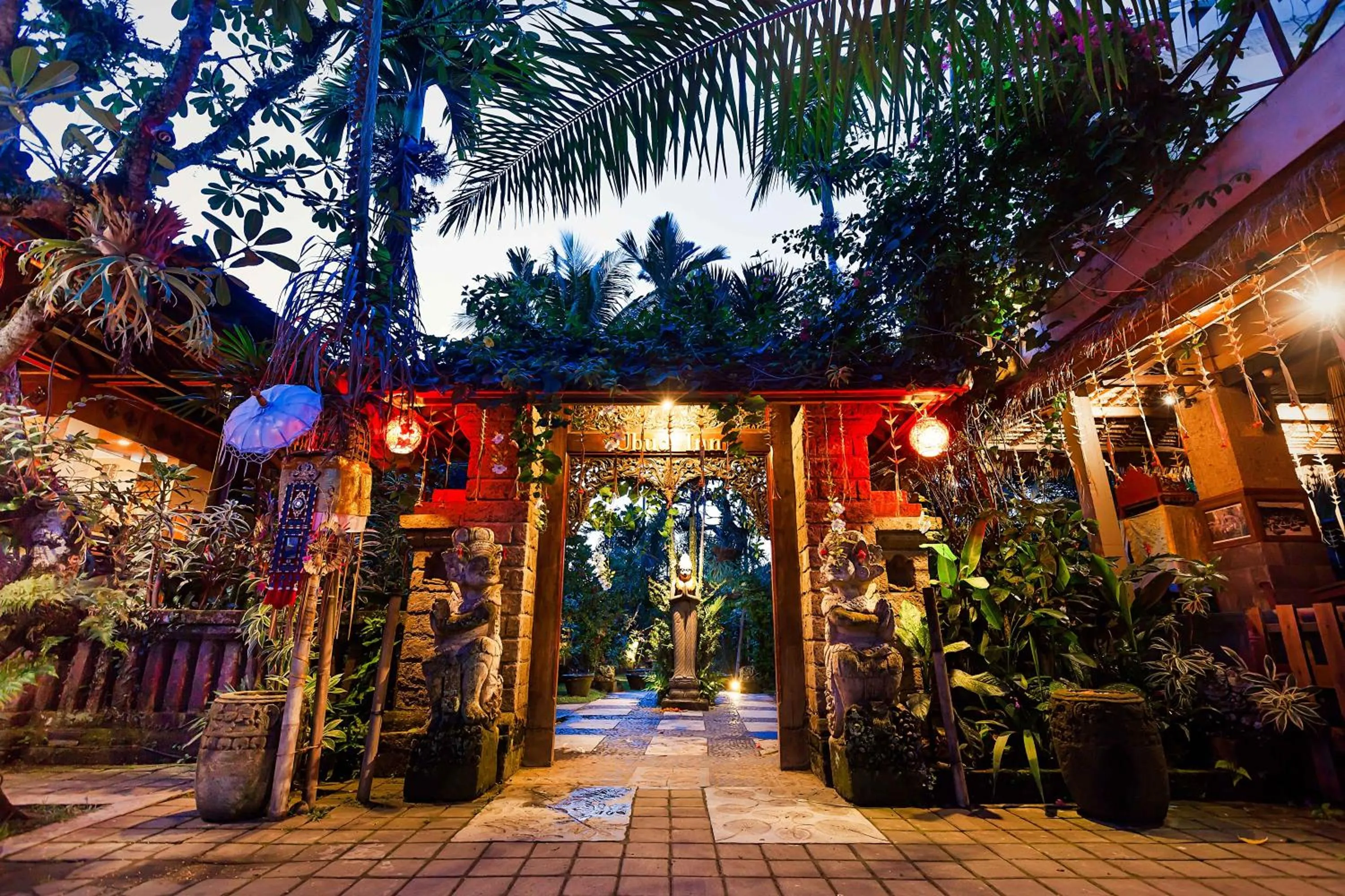 Facade/entrance in Ubud Inn Cottage by Prasi