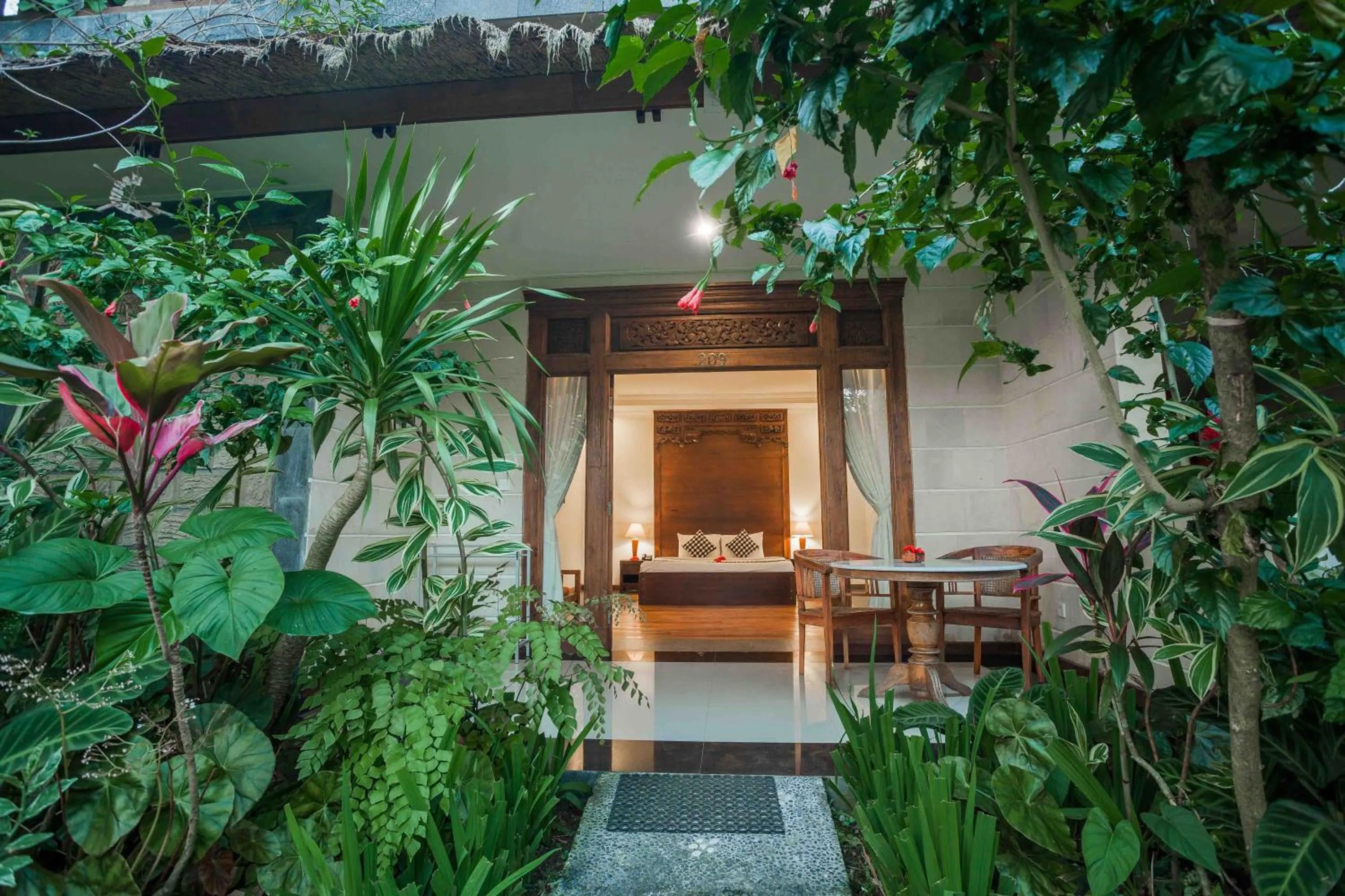 Garden in Ubud Inn Cottage by Prasi