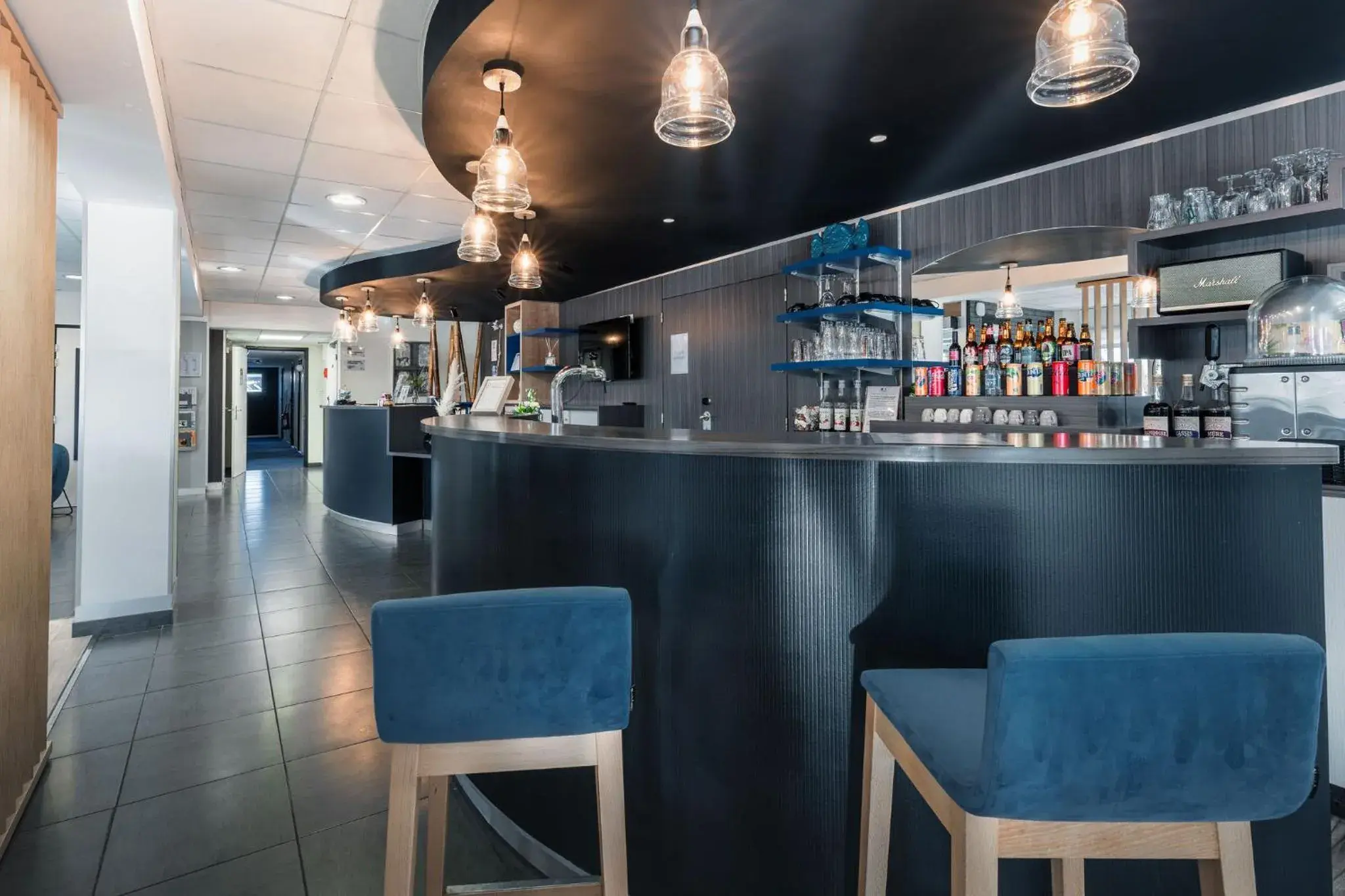 Lounge or bar in Kyriad Saint Brieuc - Tregueux Lounge or bar in Kyriad Saint Brieuc - Tregueux