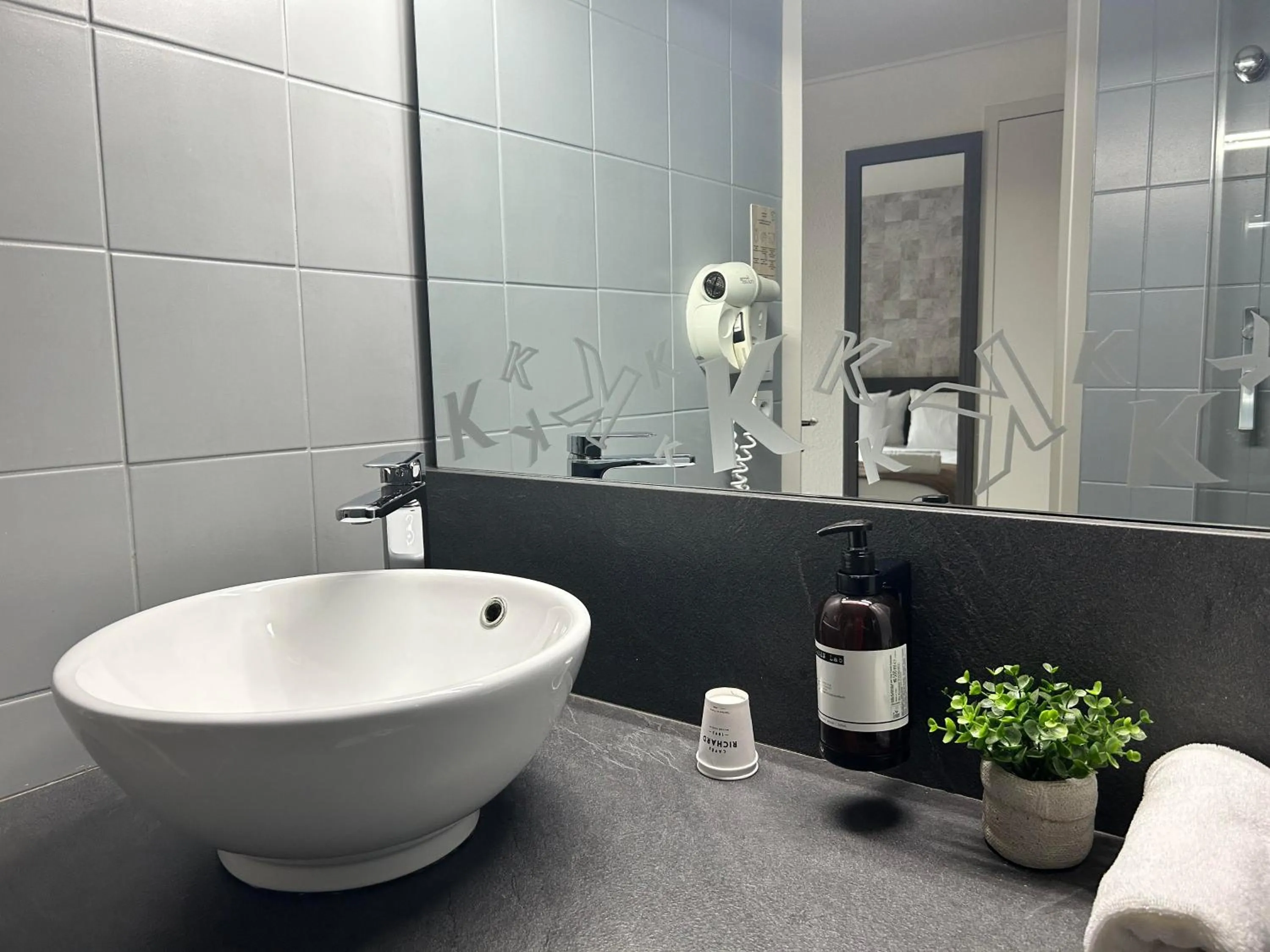 Bathroom in Kyriad Saint Brieuc - Tregueux