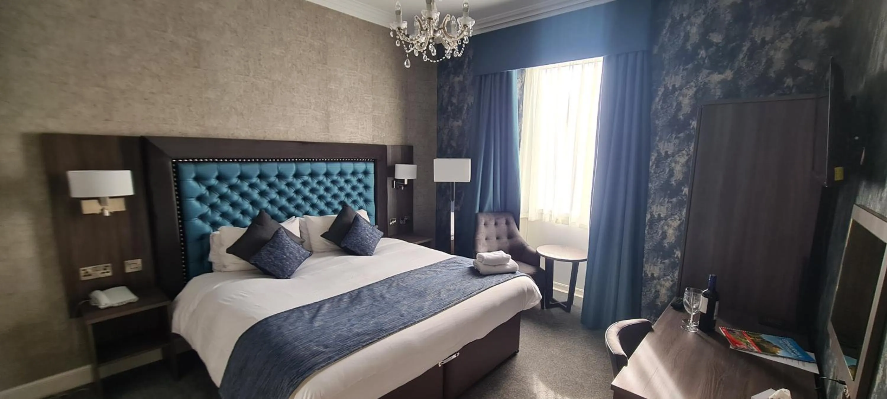 Photo of the whole room, Bed in Dunmuir Hotel