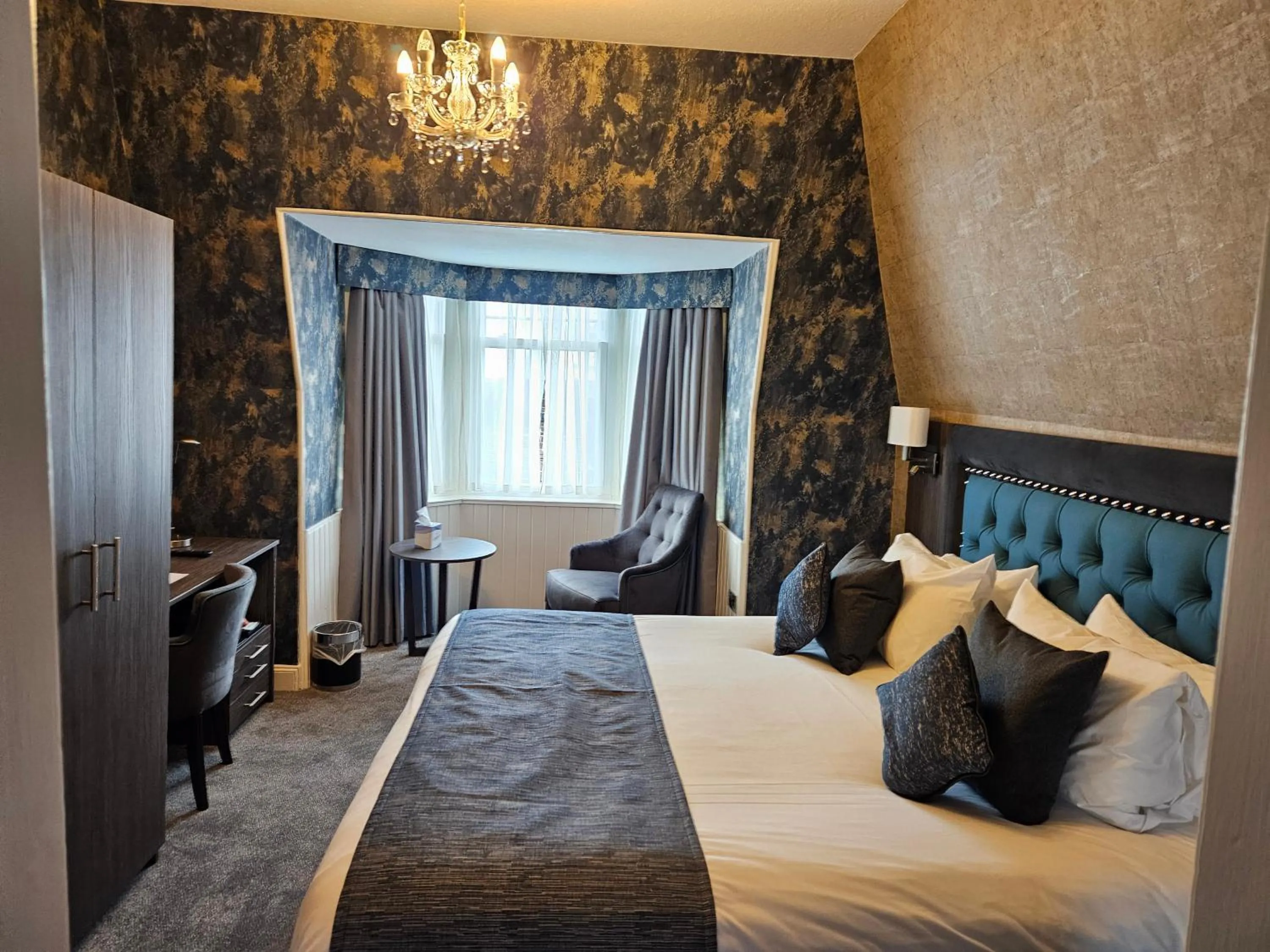 Bedroom, Bed in Dunmuir Hotel