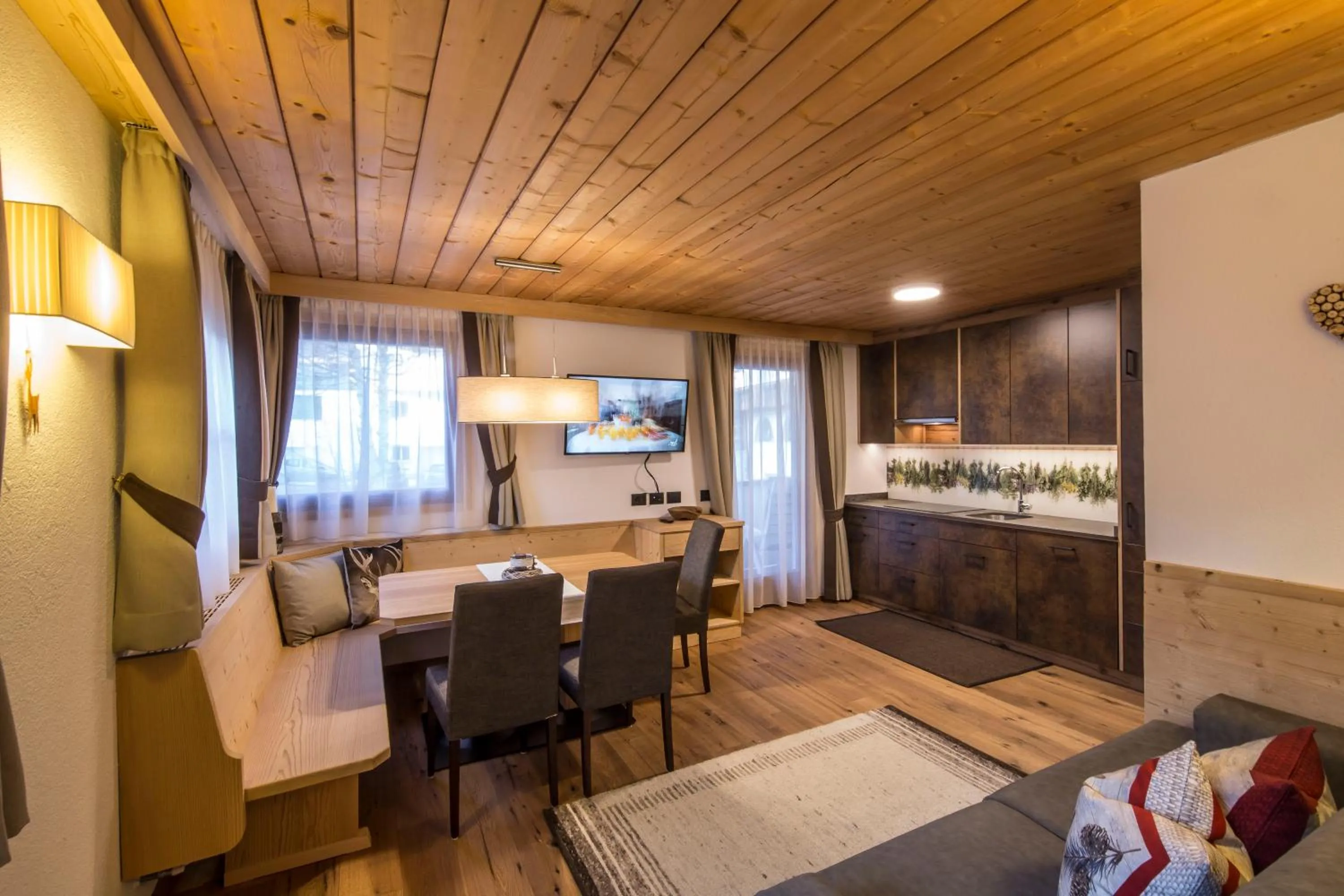 Kitchen or kitchenette in La Bercia Alpine Lodge & Spa