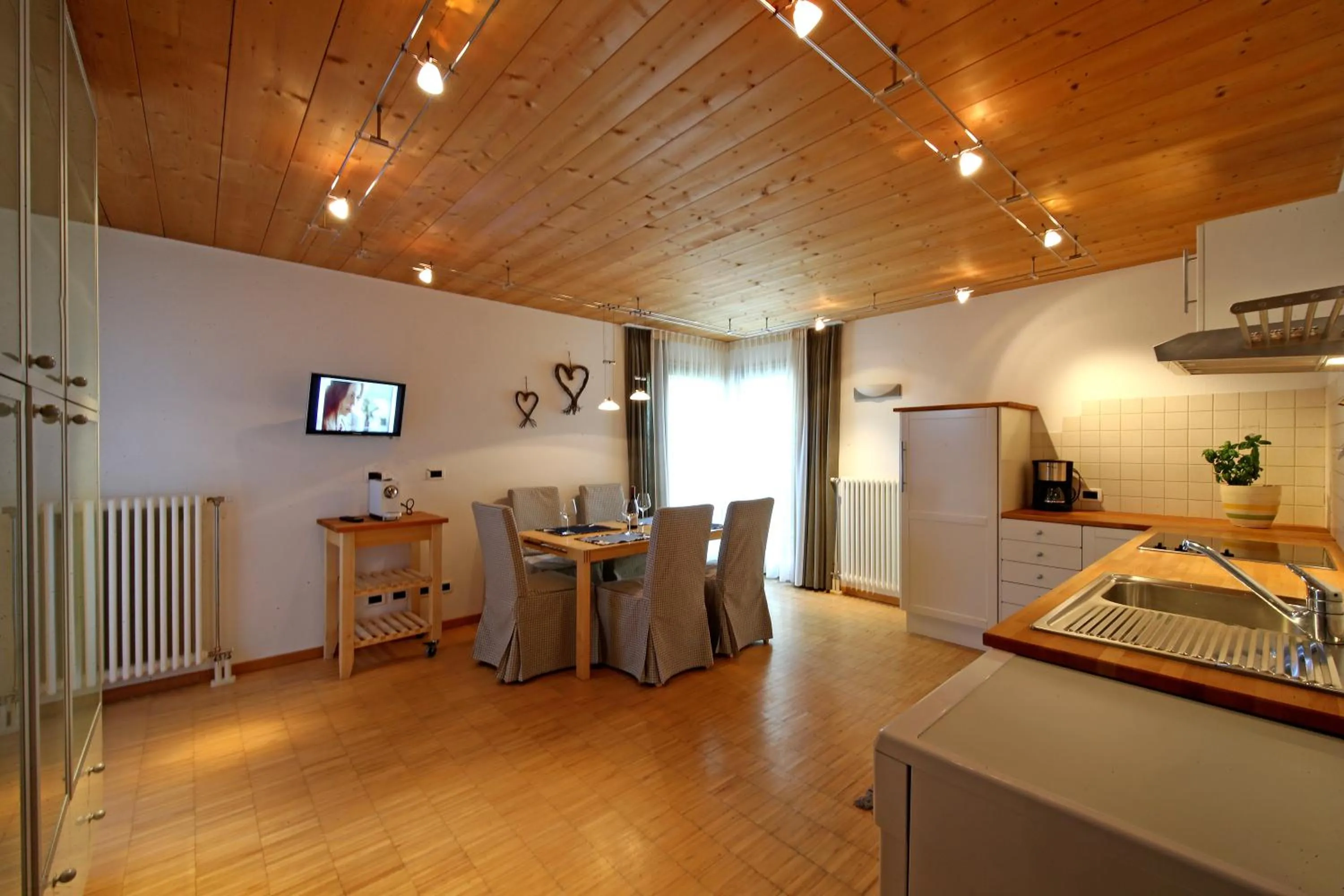 Kitchen or kitchenette in La Bercia Alpine Lodge & Spa