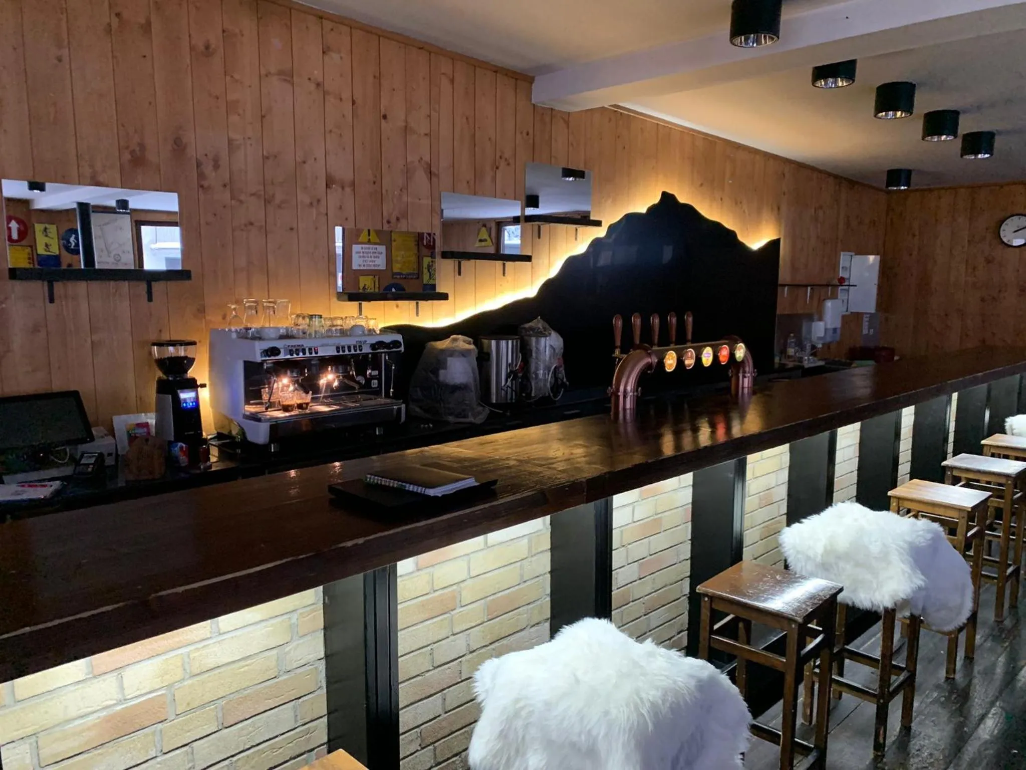 Restaurant/places to eat in Hotel SKI