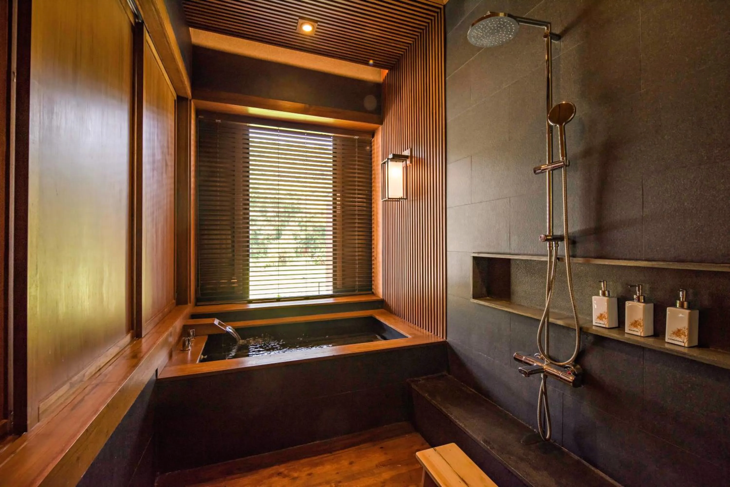 Shower in Onsen at Moncham