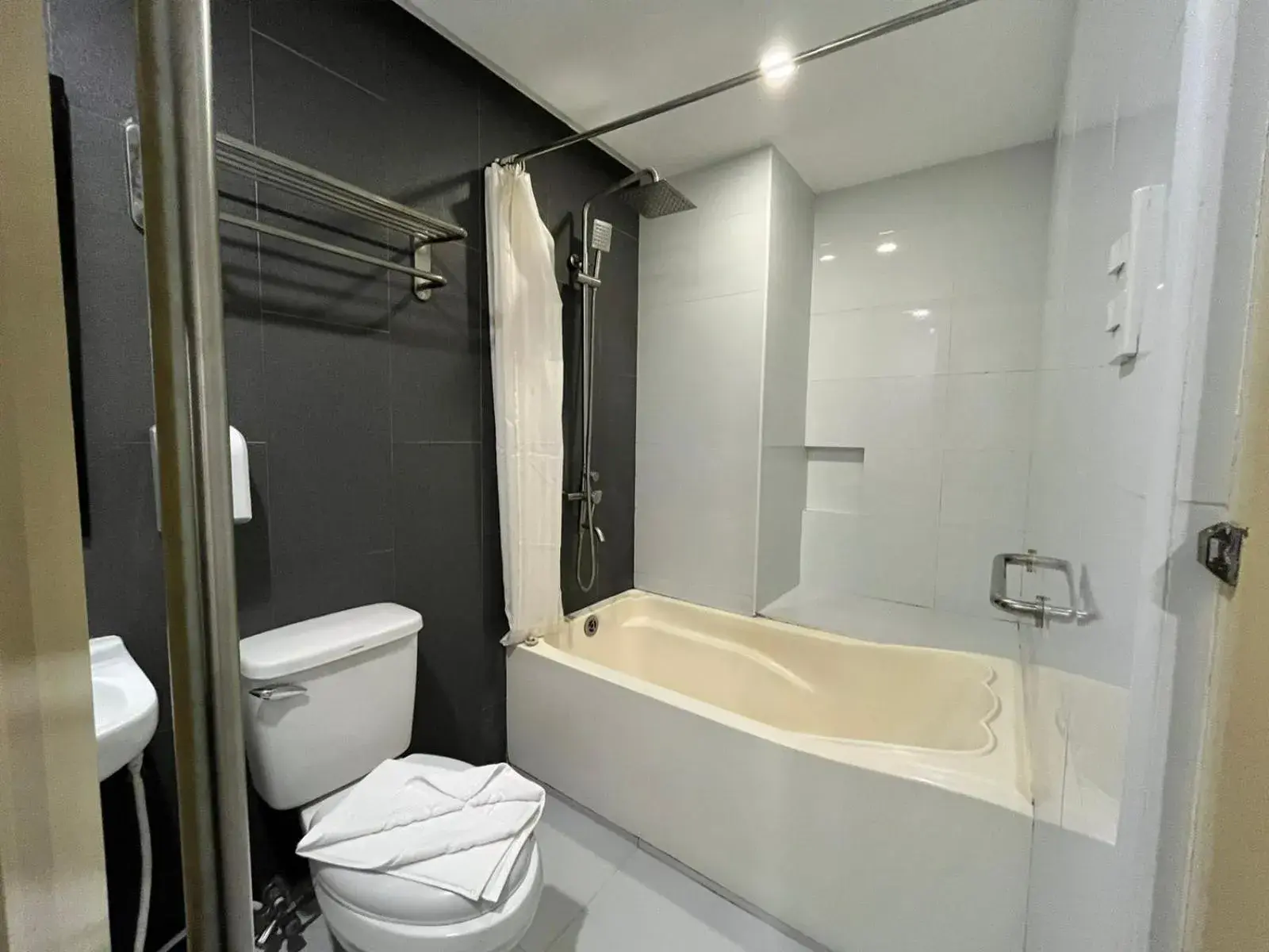 Bathroom in Eurotel Baguio Bathroom in Eurotel Baguio