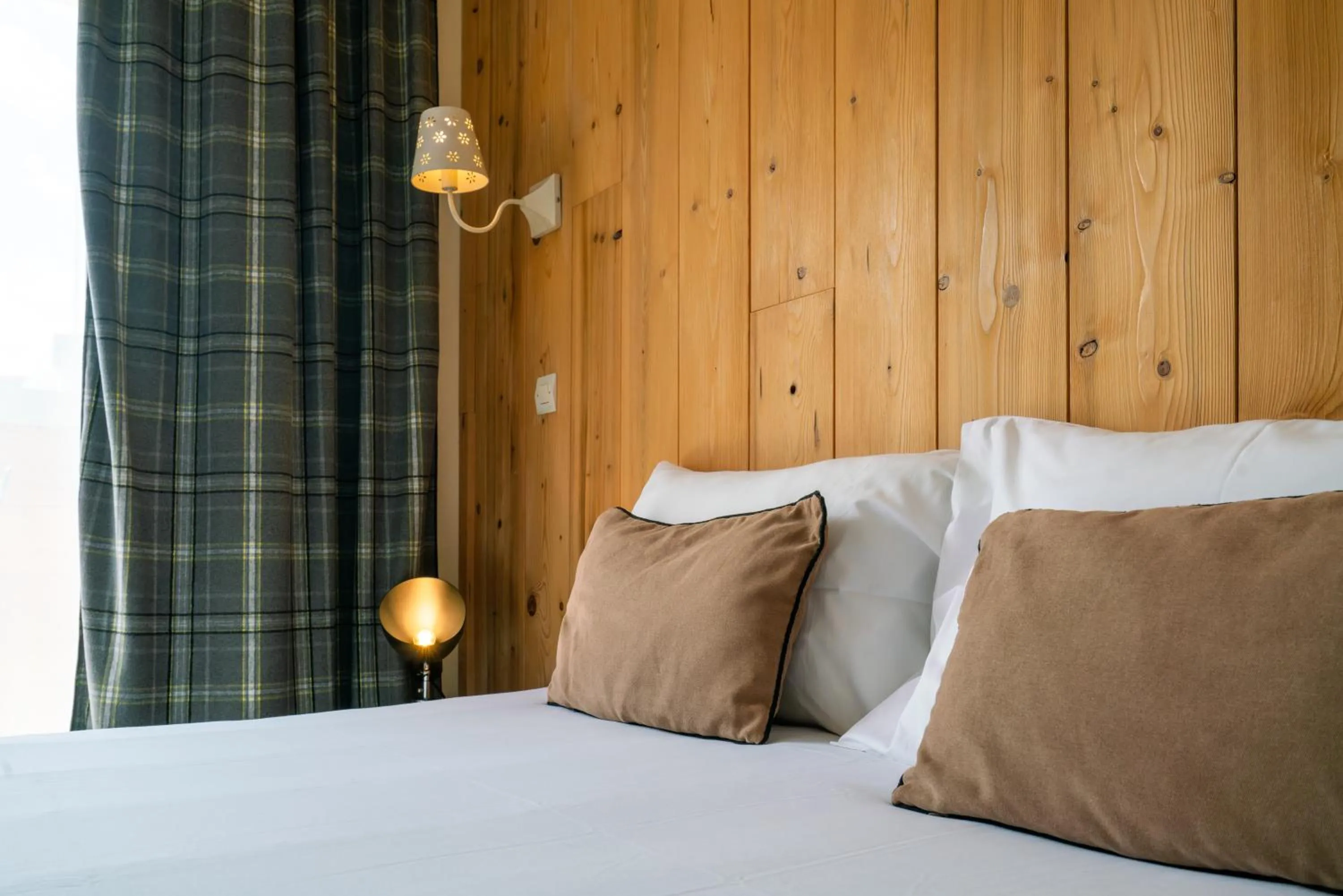 Bedroom, Bed in Chamois Lodge