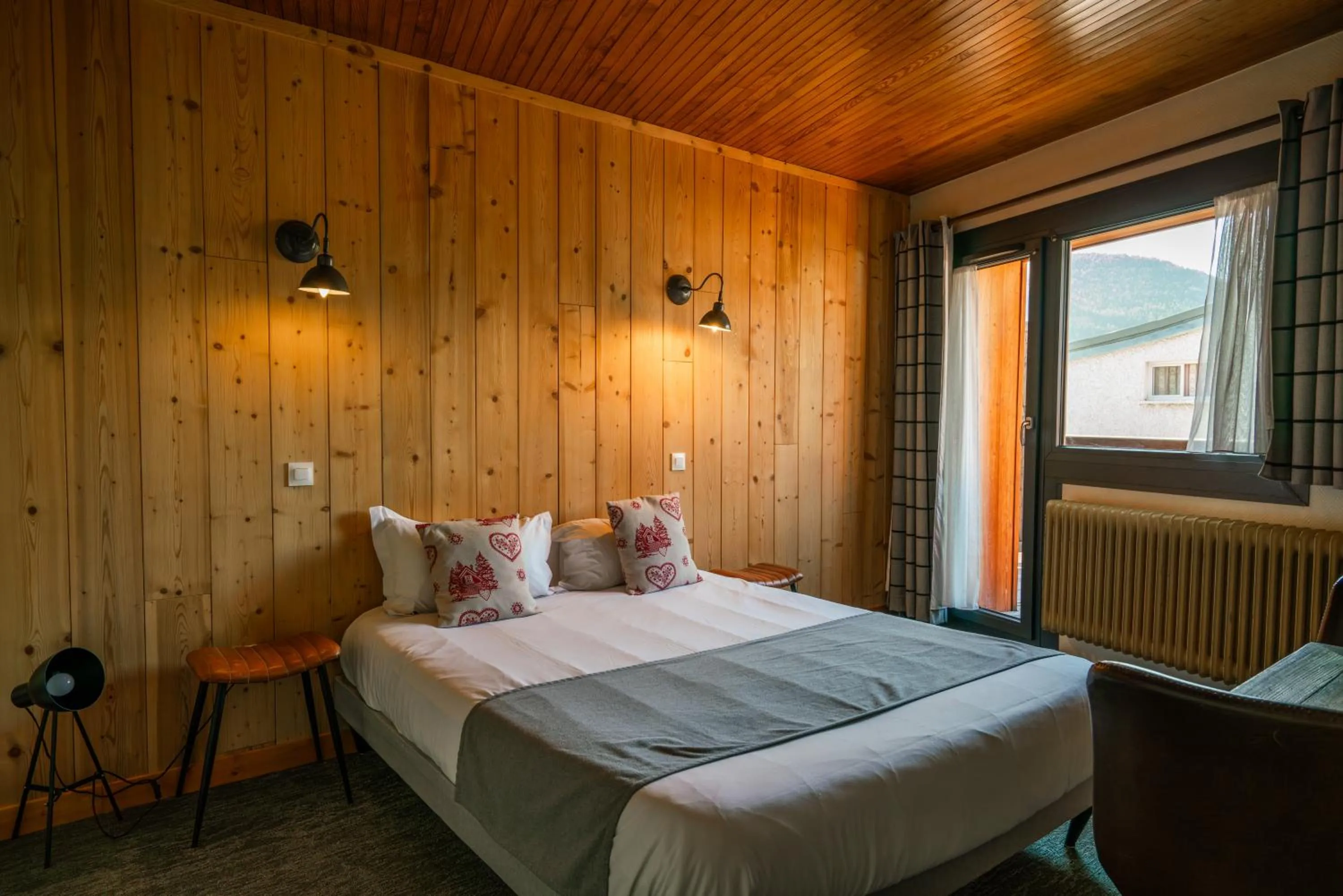 Photo of the whole room, Bed in Chamois Lodge