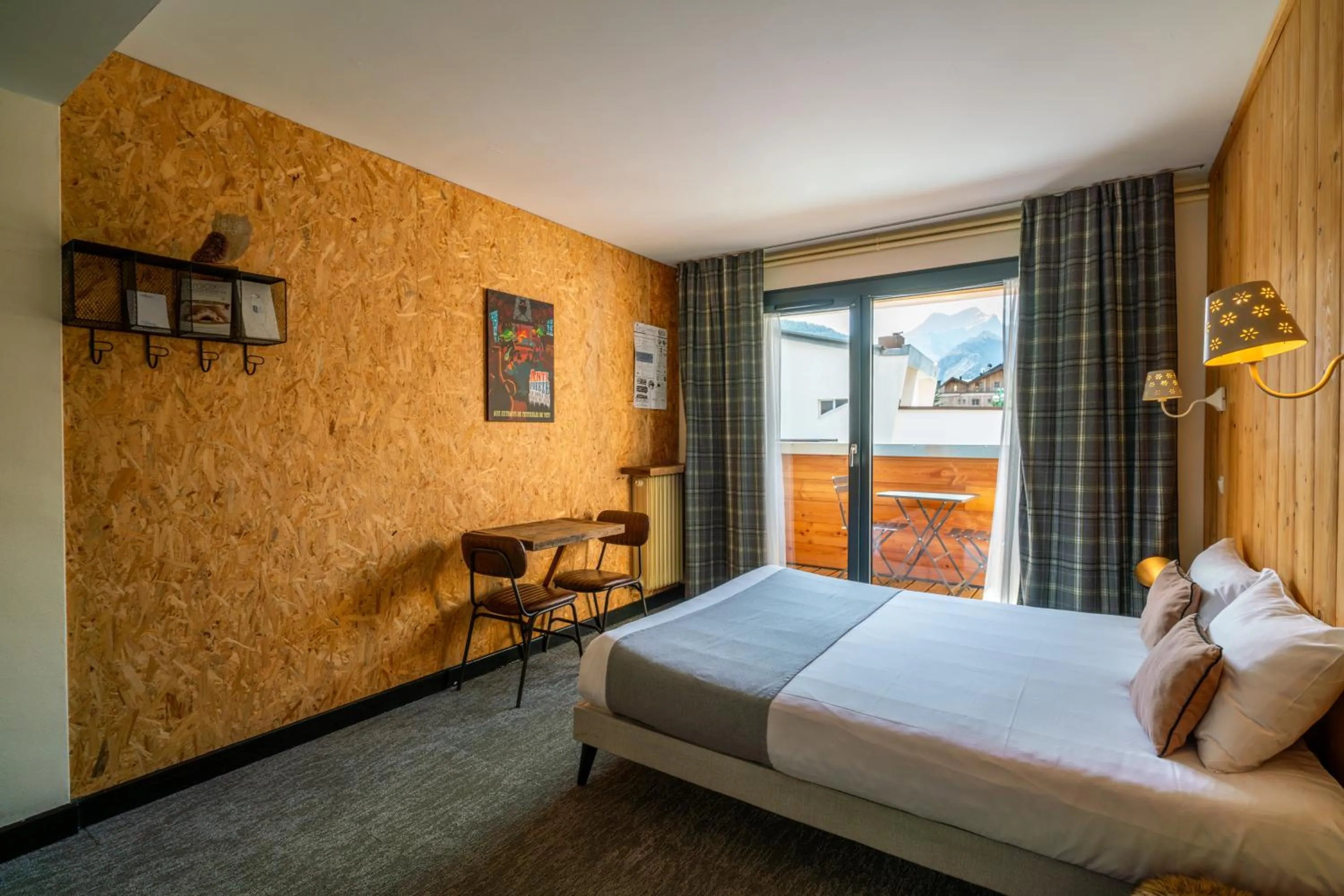 Photo of the whole room, Bed in Chamois Lodge