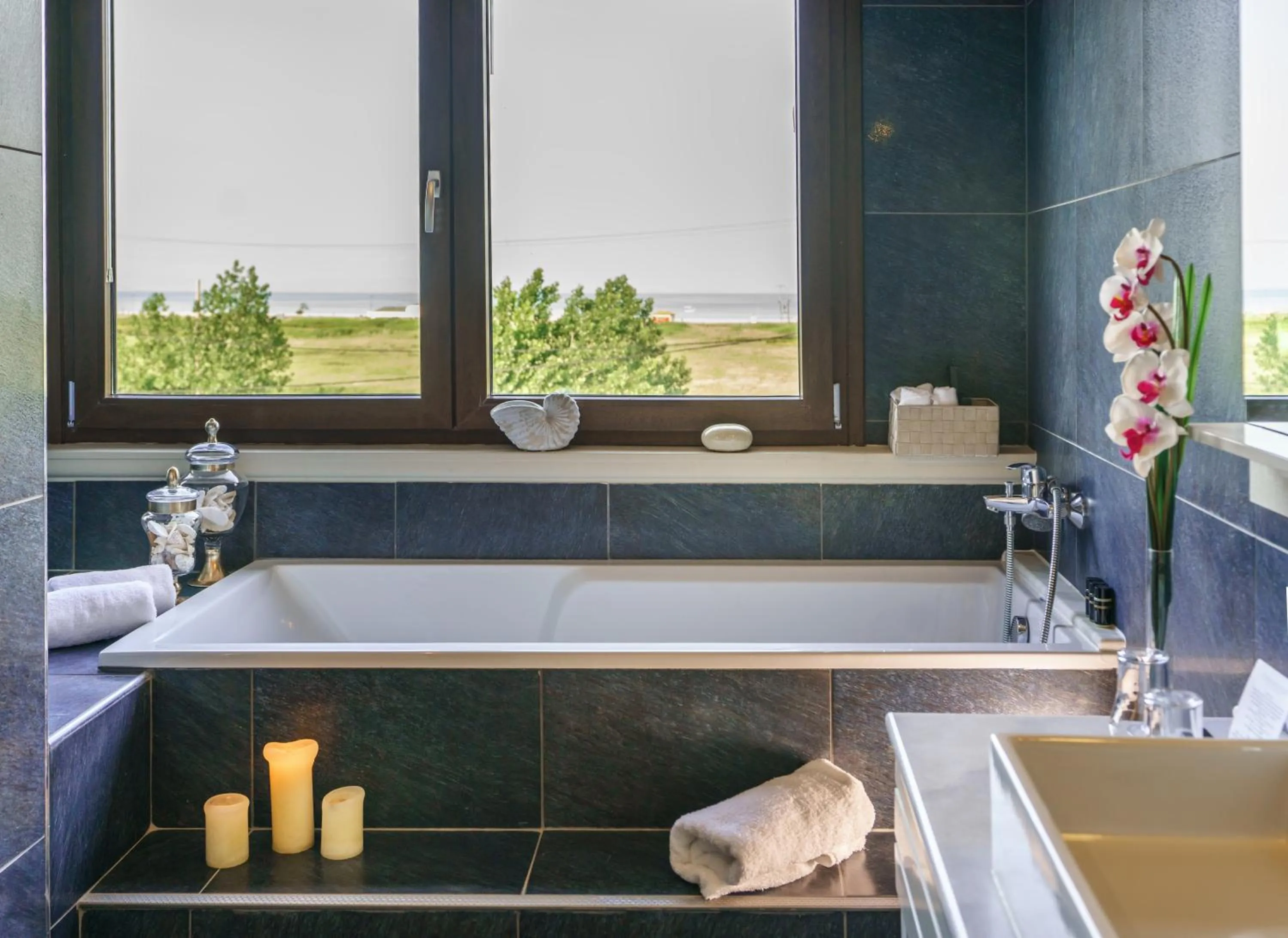 Bath in Cosmopolitan Hotel