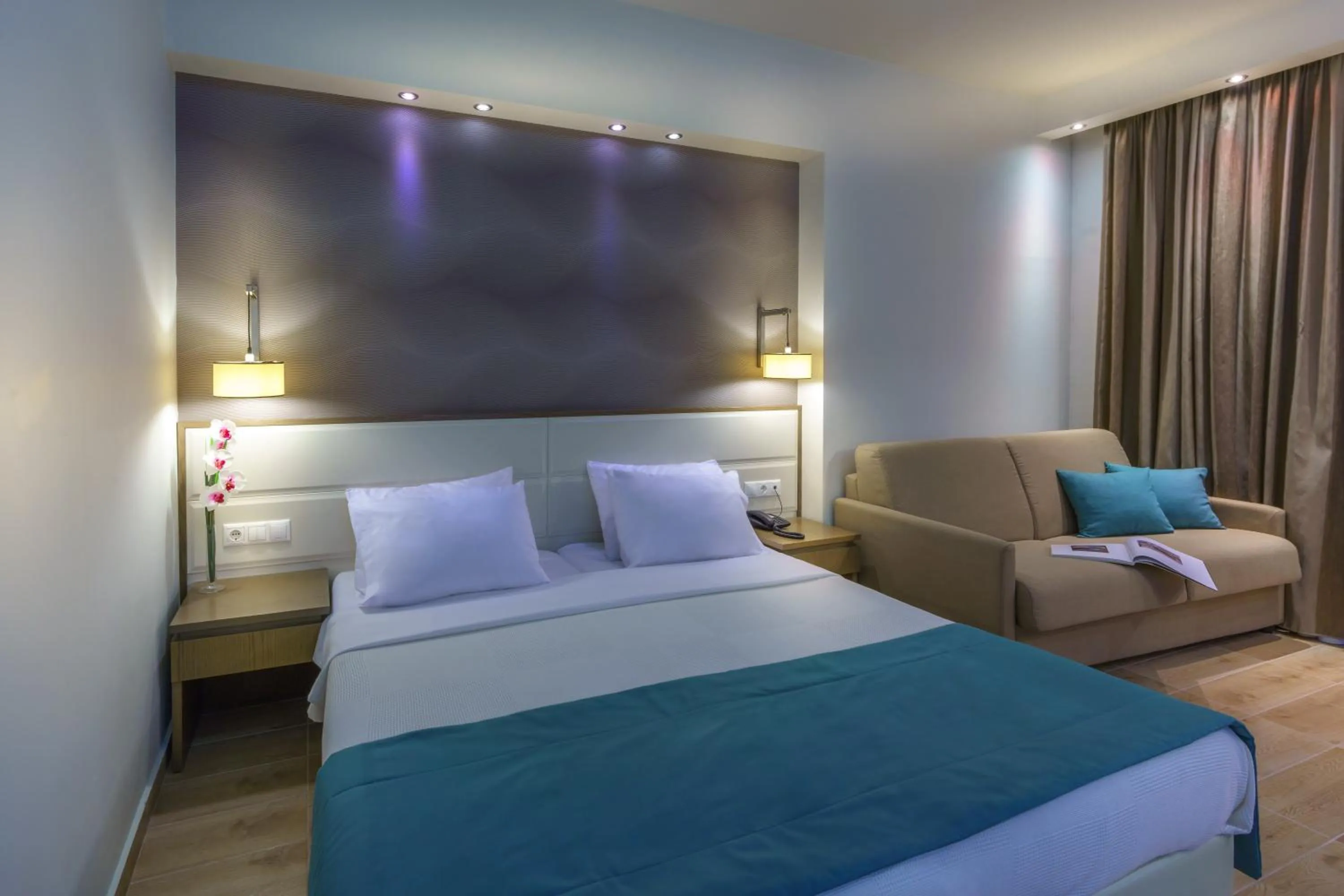 Photo of the whole room, Bed in Cosmopolitan Hotel