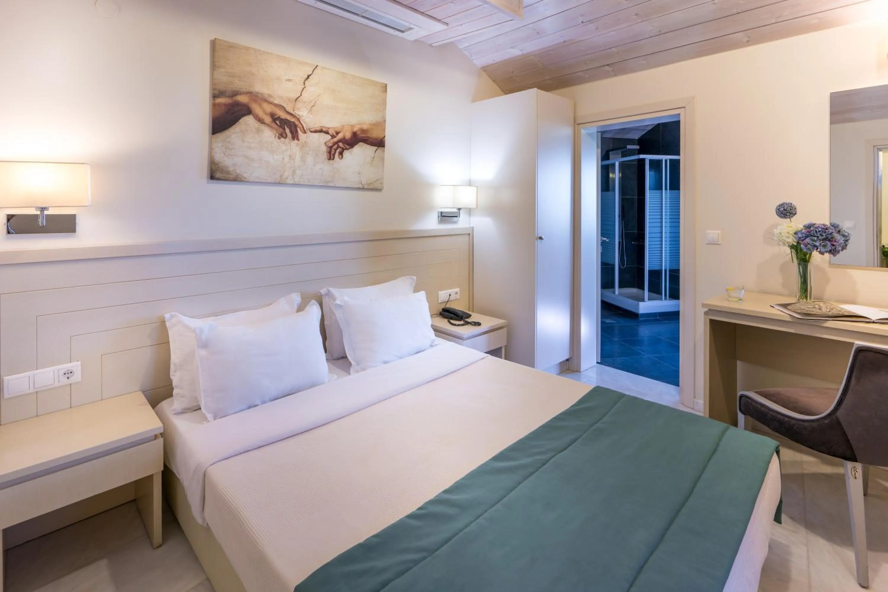 Bedroom, Bed in Cosmopolitan Hotel