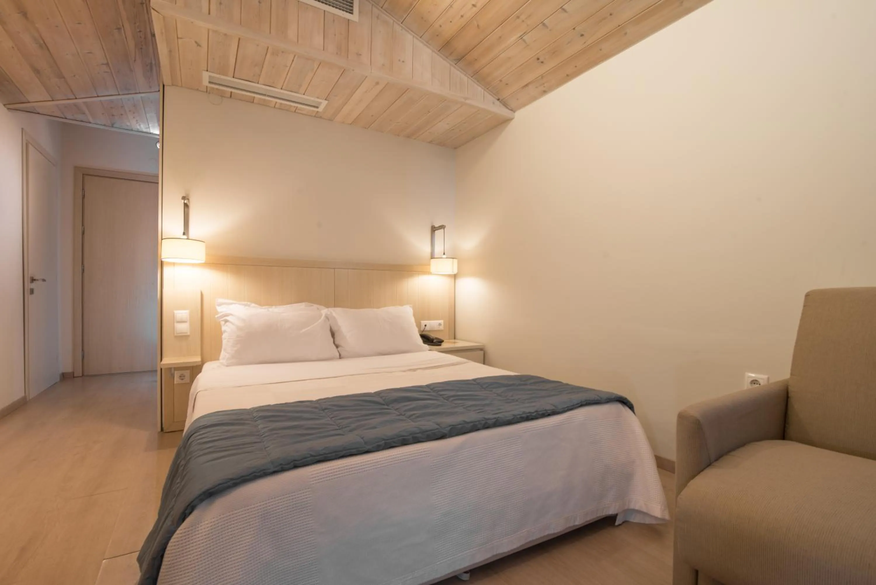 Photo of the whole room, Bed in Cosmopolitan Hotel