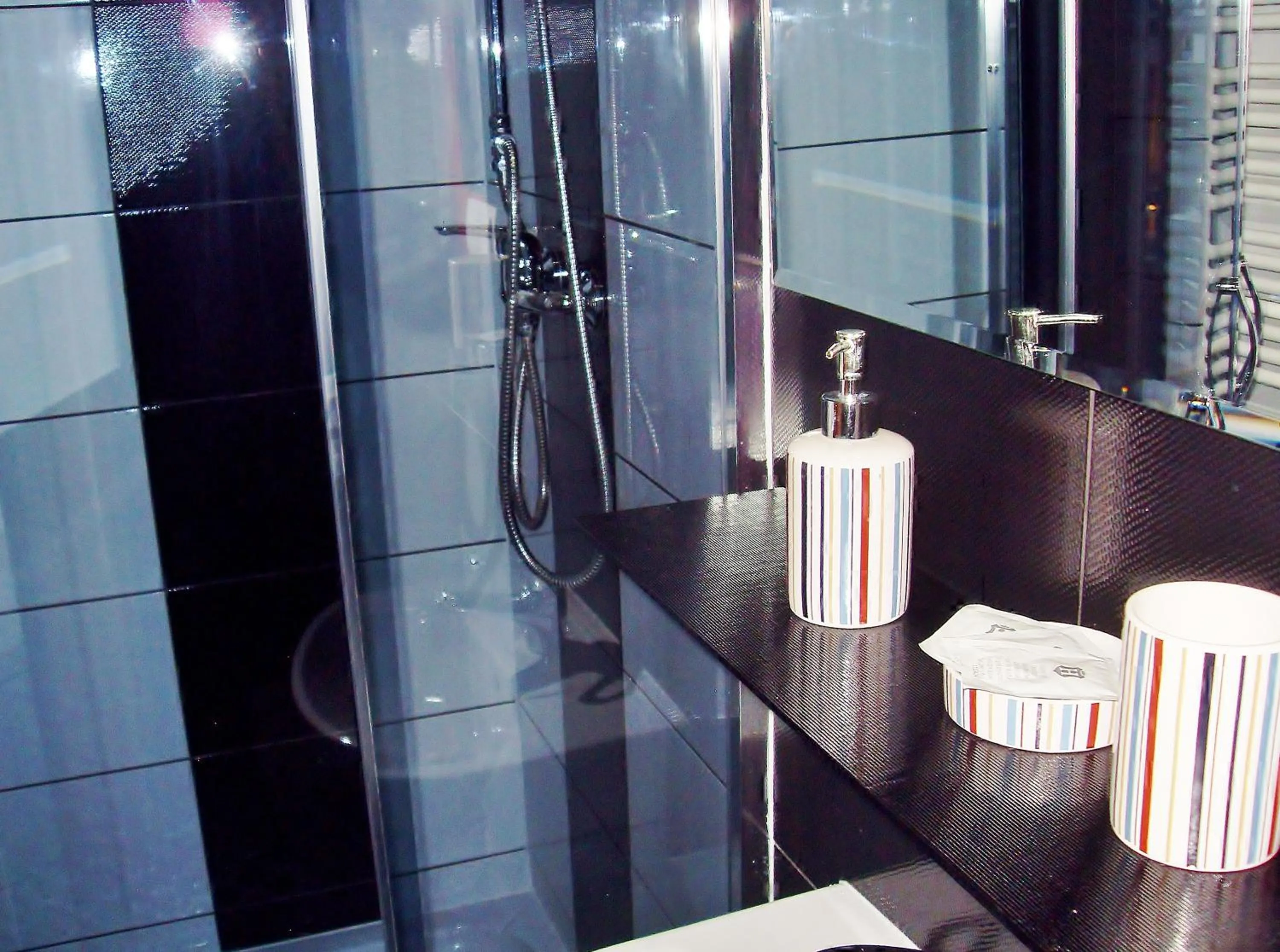 Shower in Willa Cyklada, grill, śniadania, jezioro,przystań,tawerna-200m, park linowy-400m, centrum,aquapark-900m