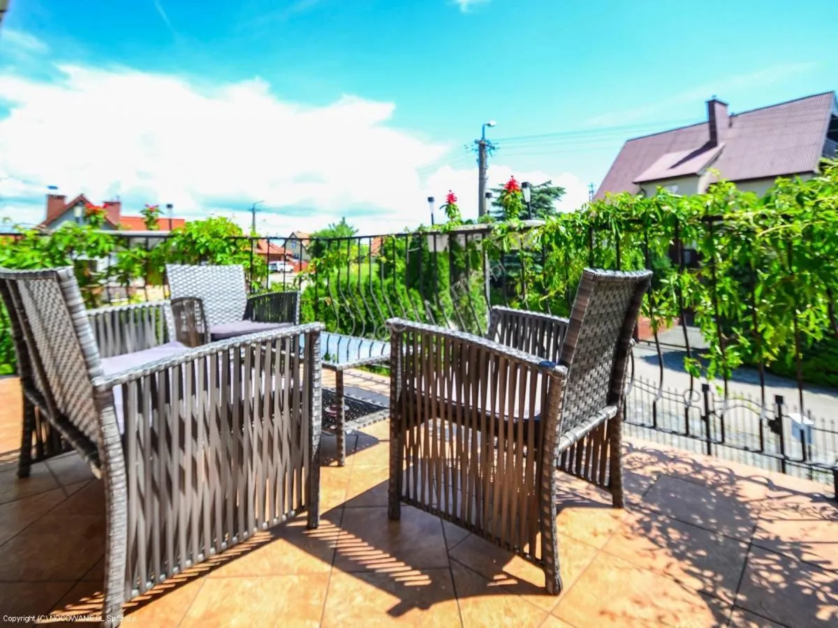 Balcony/Terrace in Willa Cyklada, grill, śniadania, jezioro,przystań,tawerna-200m, park linowy-400m, centrum,aquapark-900m