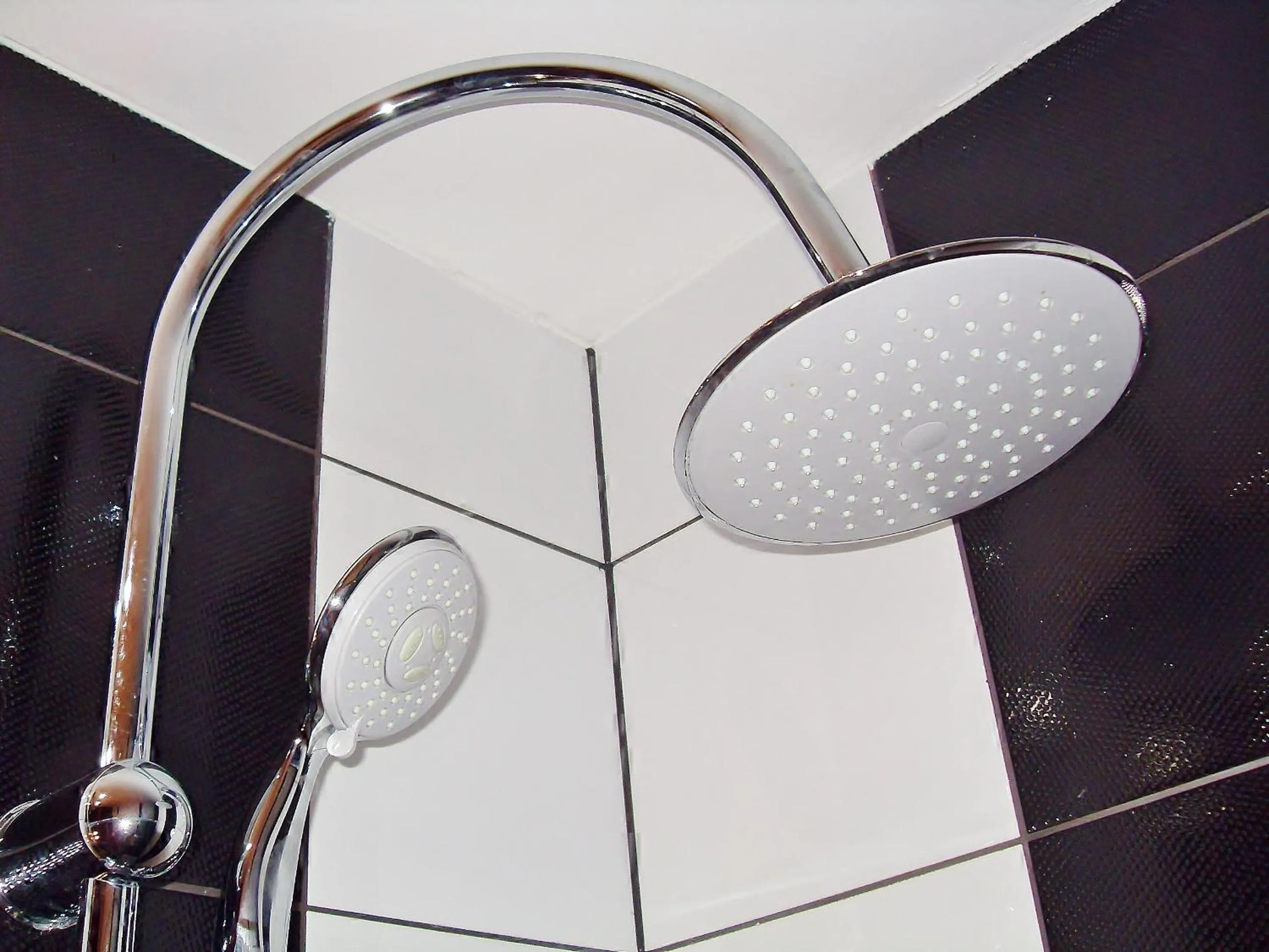 Shower in Willa Cyklada, grill, śniadania, jezioro,przystań,tawerna-200m, park linowy-400m, centrum,aquapark-900m