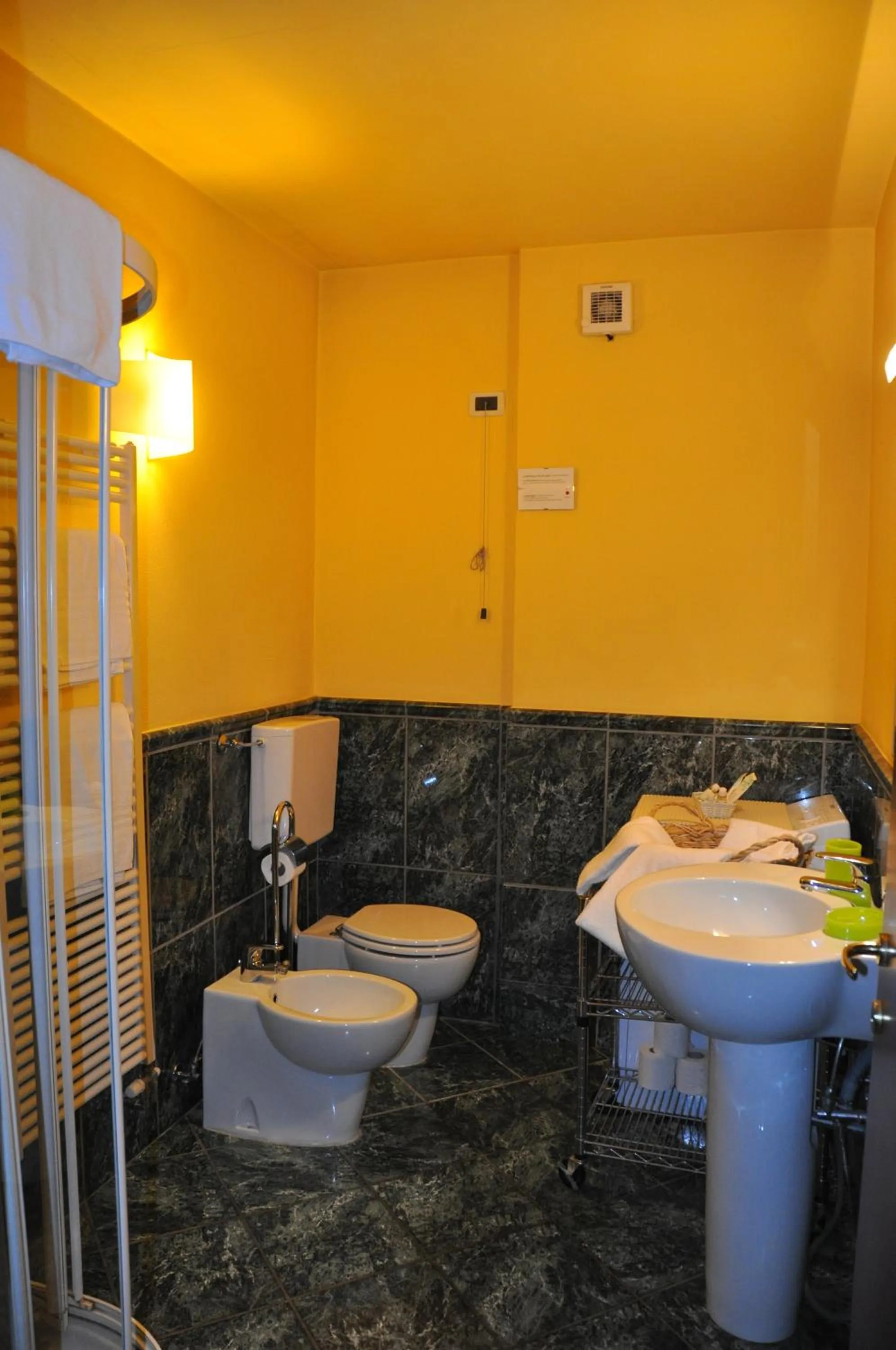 Bathroom in Piazza Nova Guest House