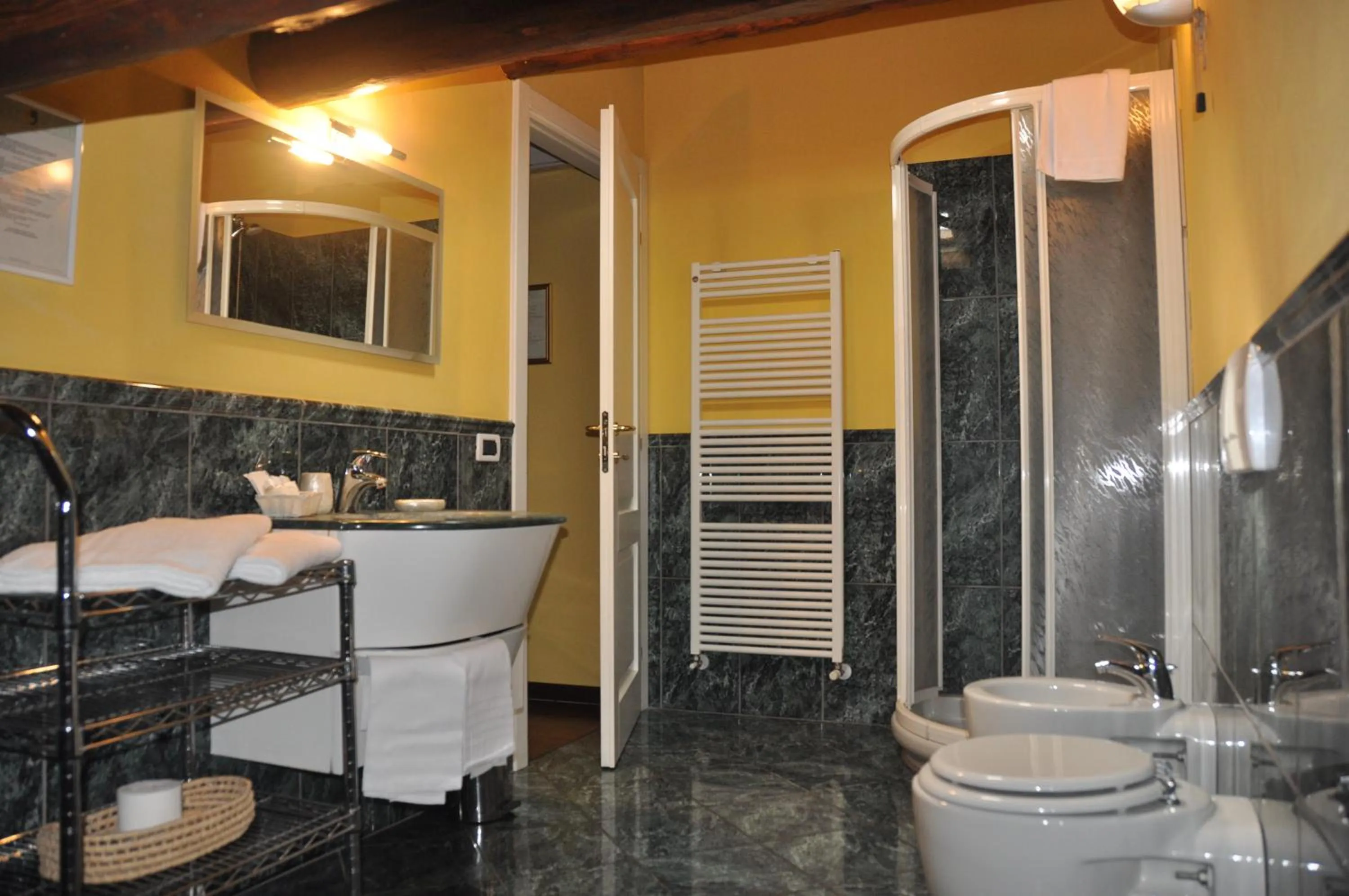 Shower in Piazza Nova Guest House