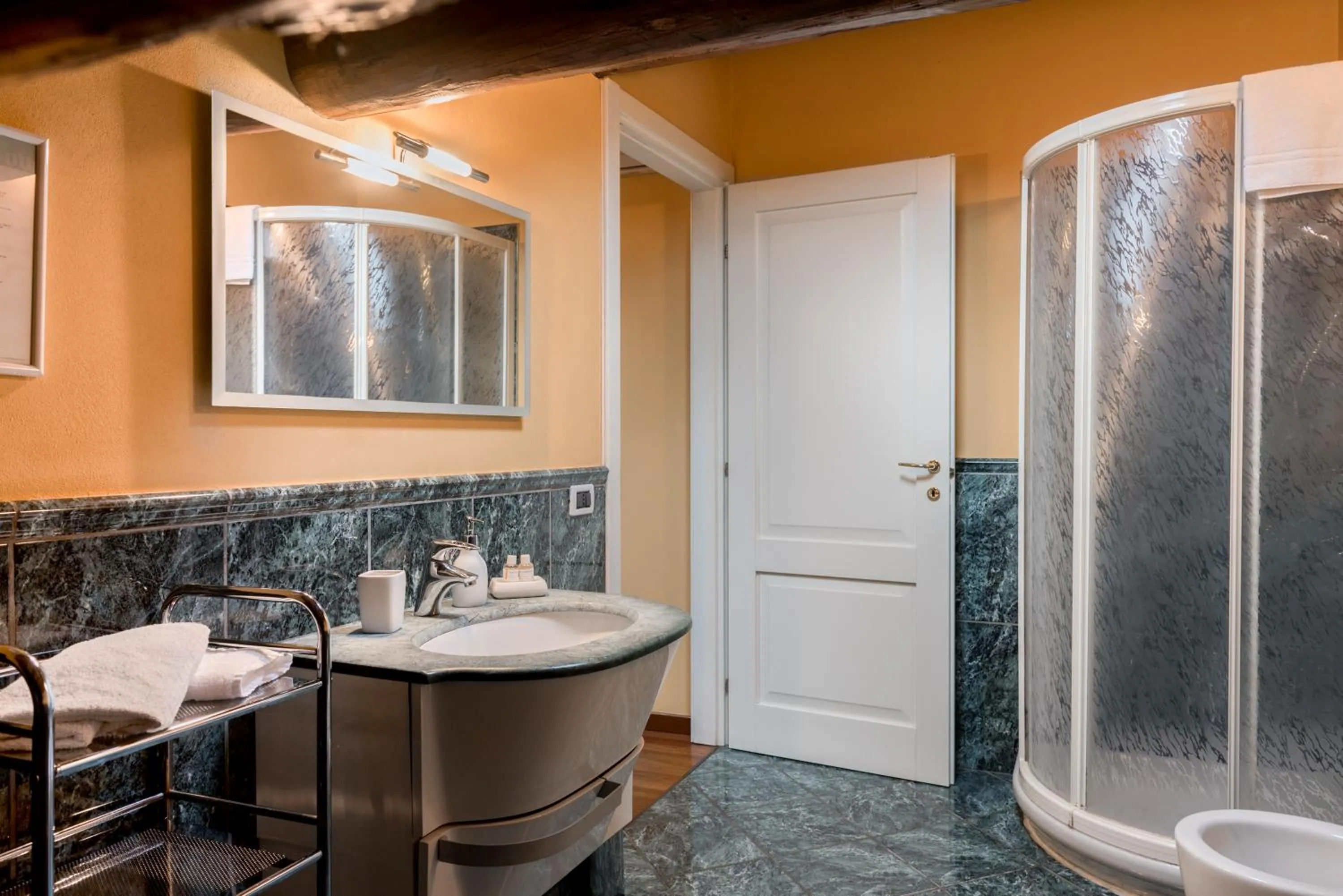 Shower in Piazza Nova Guest House