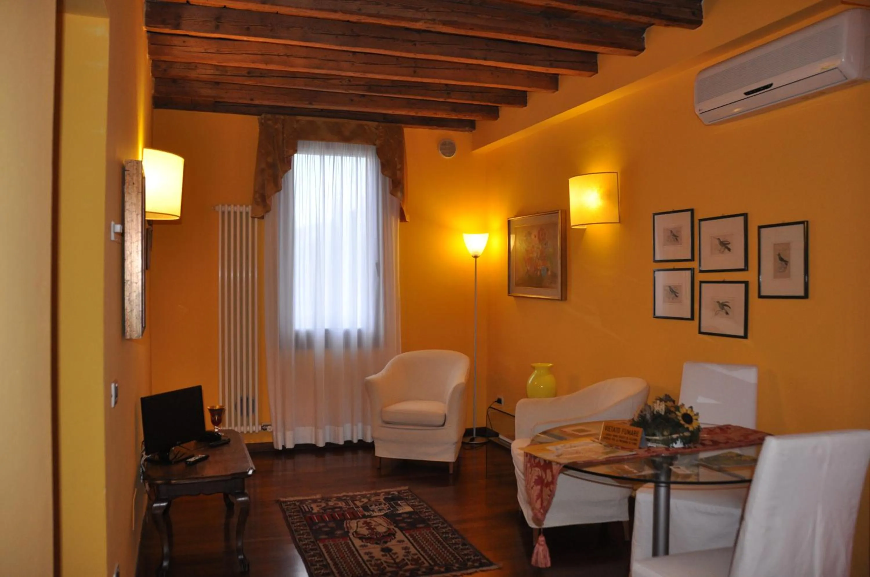TV and multimedia in Piazza Nova Guest House