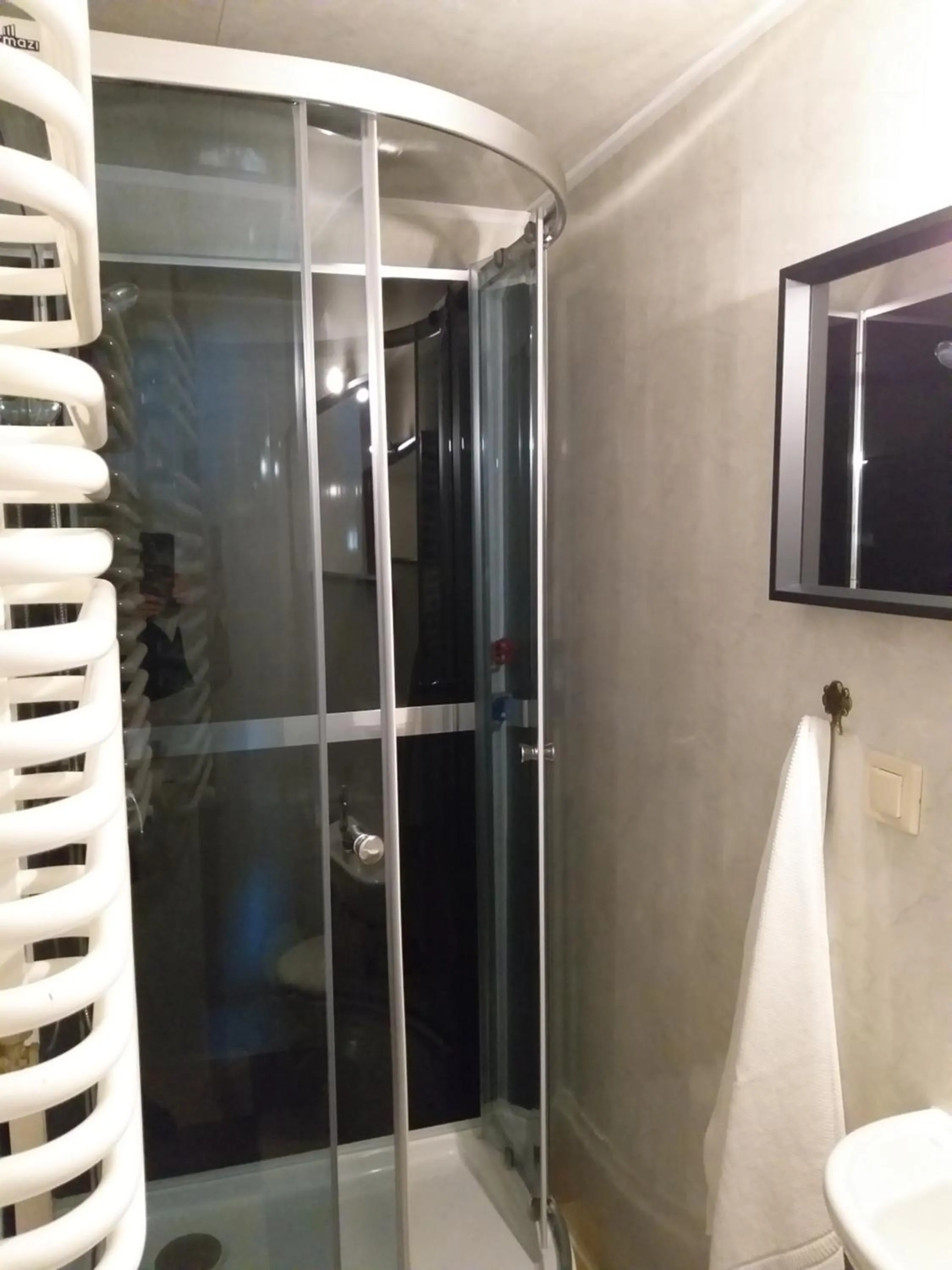 Shower in The Boat - Hostel&Chill